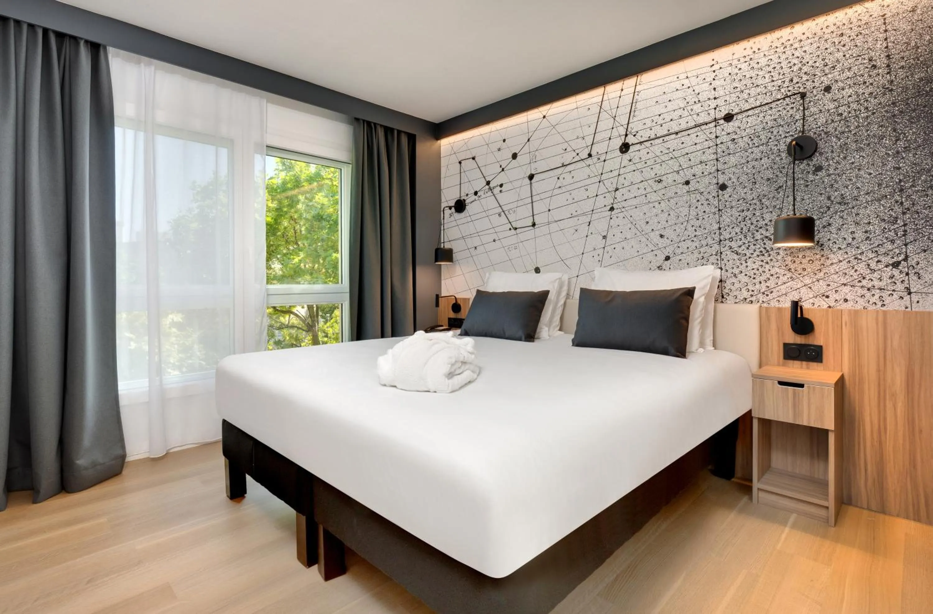 Photo of the whole room, Bed in Mercure Montpellier Centre Antigone