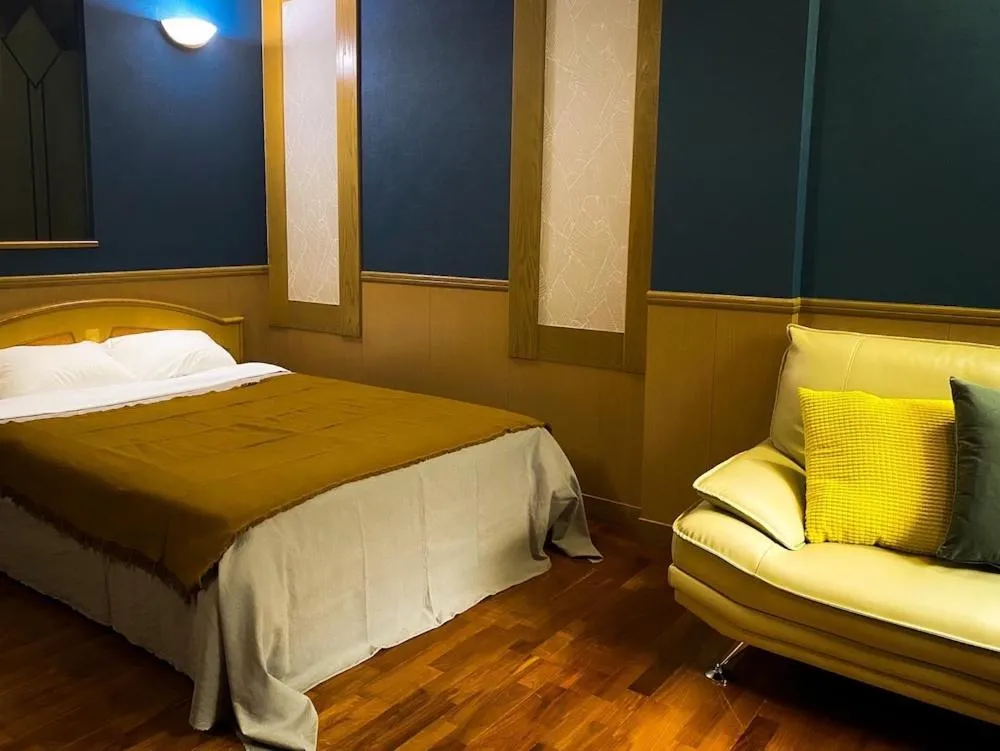 Photo of the whole room, Bed in Hotel bin