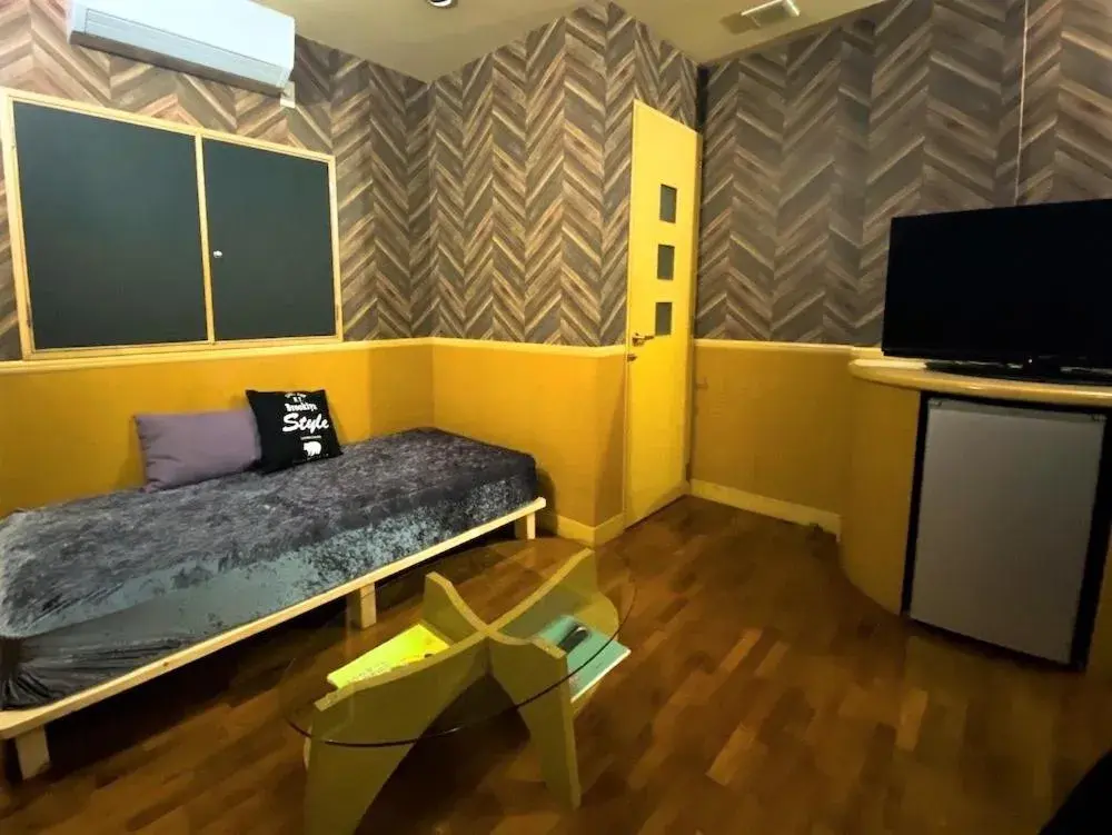 Photo of the whole room, Bed in Hotel bin Photo of the whole room, Bed in Hotel bin