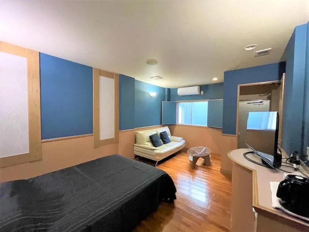 Photo of the whole room, Bed in Hotel bin Photo of the whole room, Bed in Hotel bin