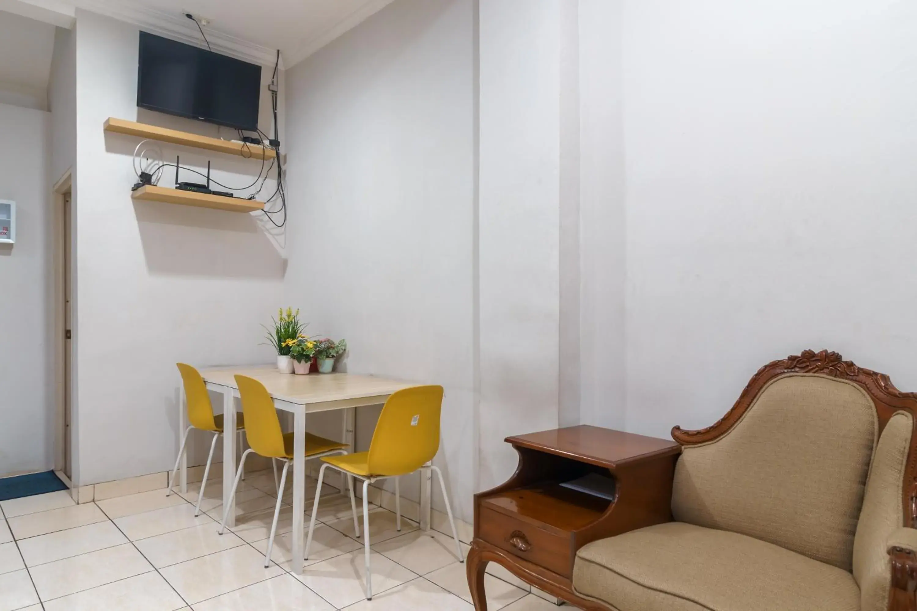 TV and multimedia in RedDoorz Syariah @ Cinere Depok TV and multimedia in RedDoorz Syariah @ Cinere Depok