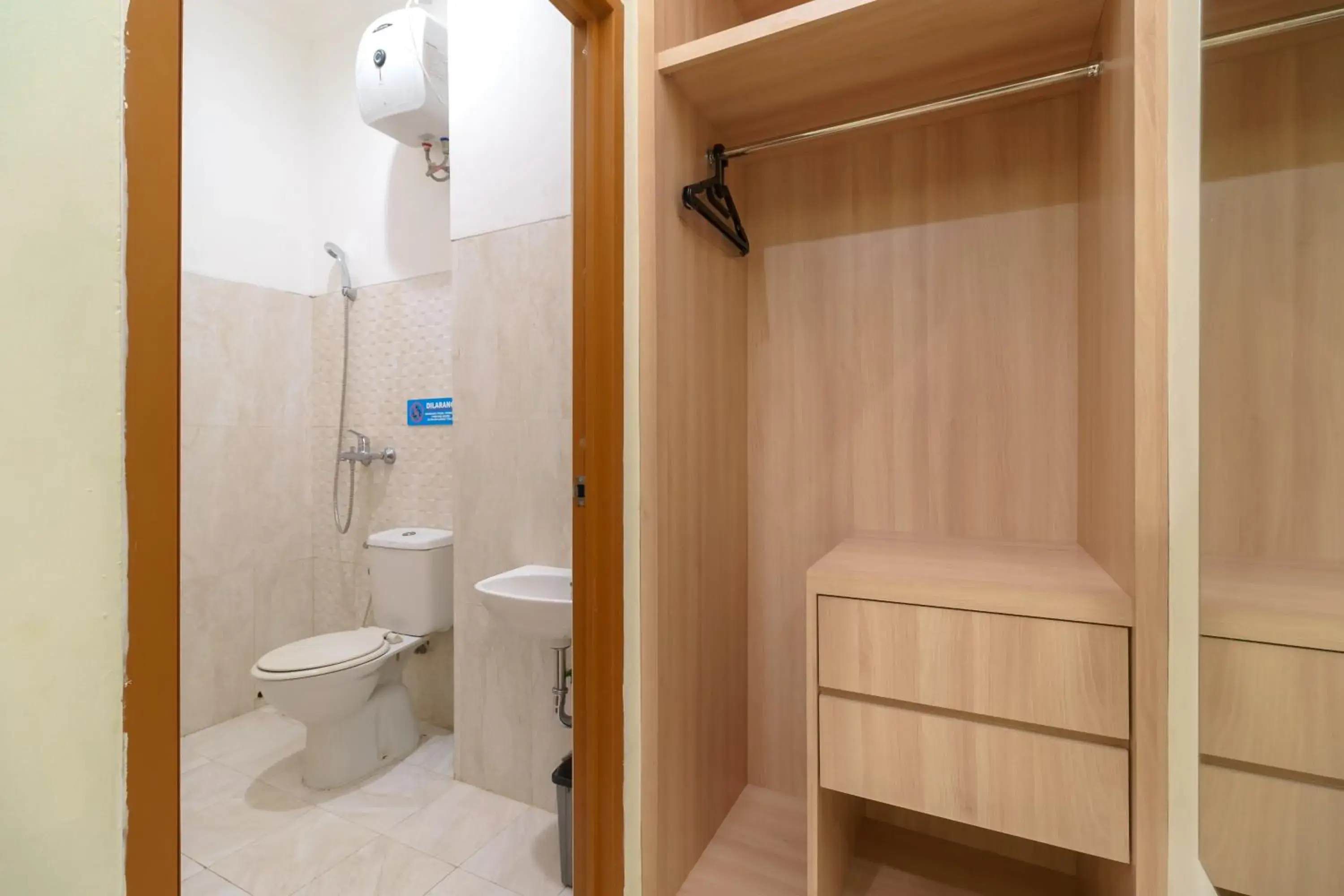 Twin Room in RedDoorz Syariah @ Cinere Depok Twin Room in RedDoorz Syariah @ Cinere Depok