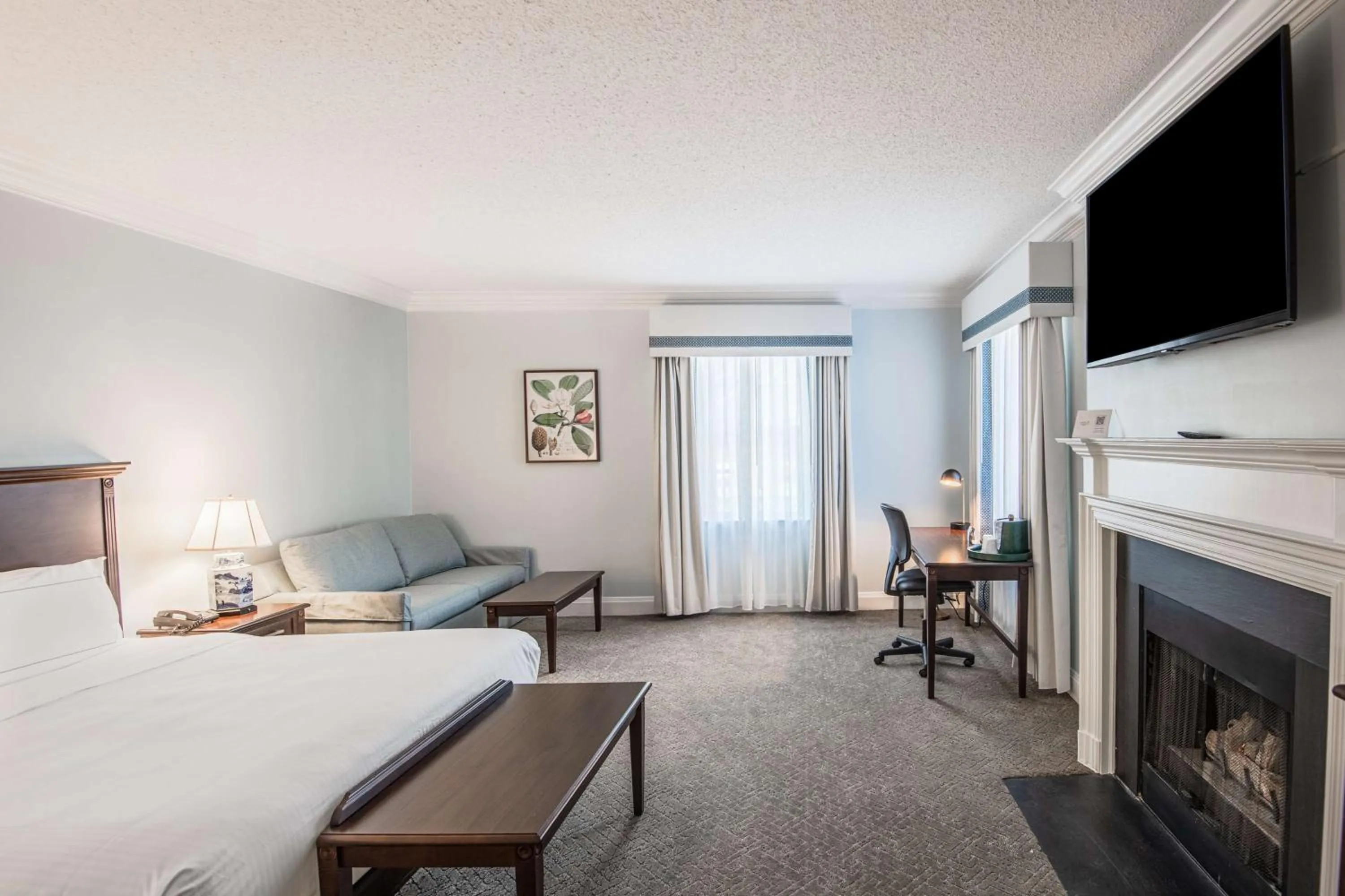 Living room, Bed in The Founders Inn & Spa Tapestry Collection By Hilton