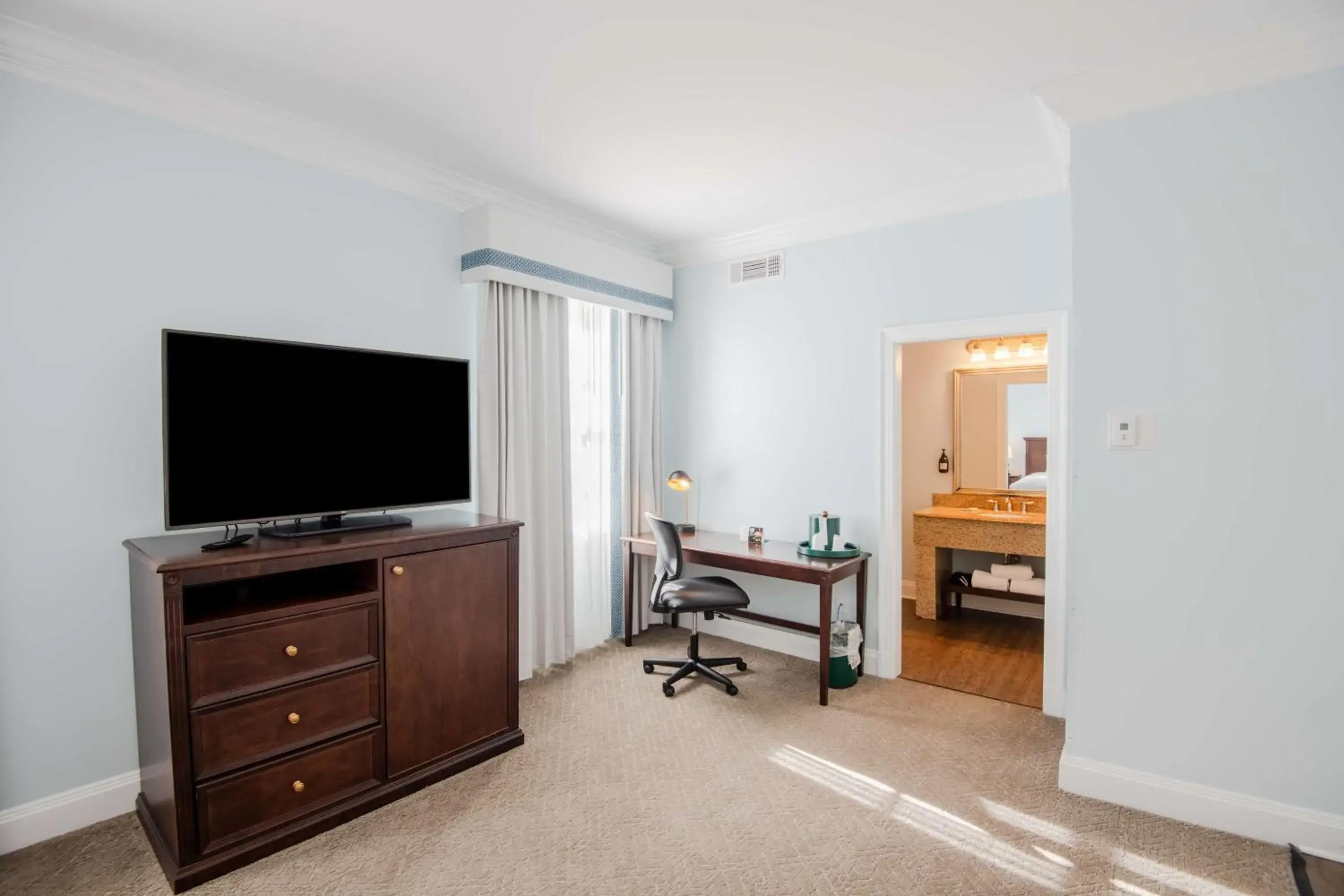 Bedroom in The Founders Inn & Spa Tapestry Collection By Hilton Bedroom in The Founders Inn & Spa Tapestry Collection By Hilton