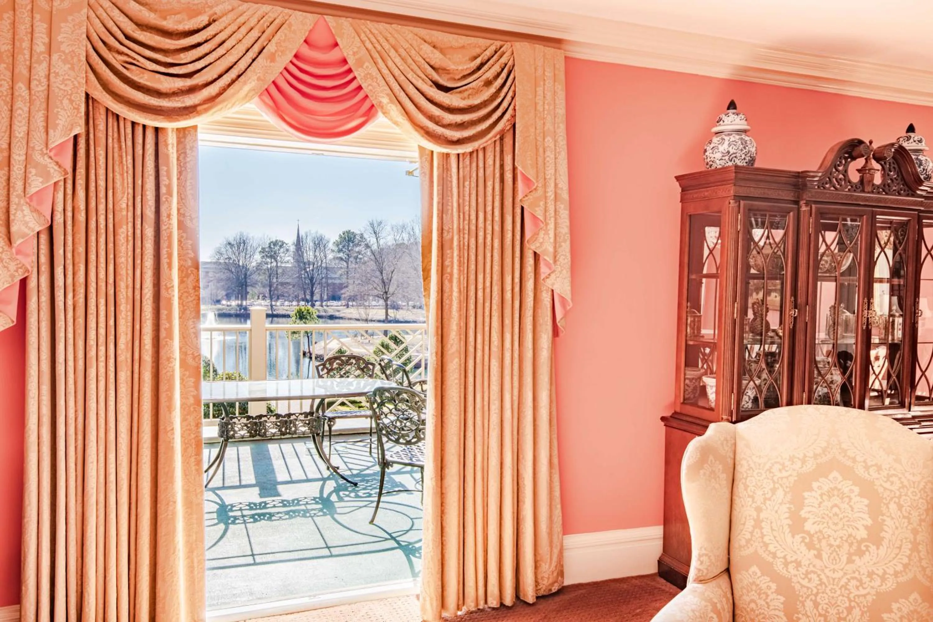 Living room in The Founders Inn & Spa Tapestry Collection By Hilton