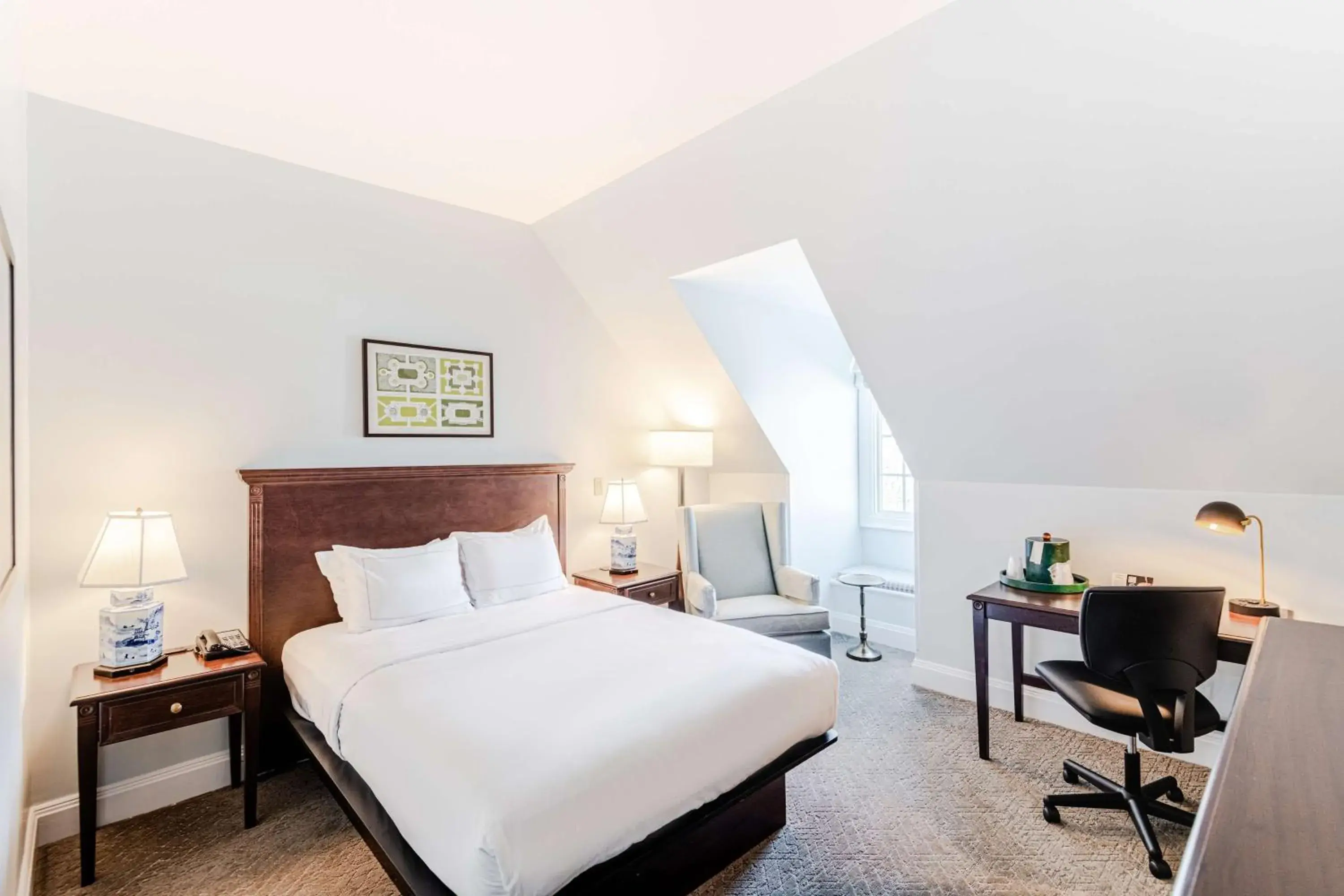 Deluxe Queen Room in The Founders Inn & Spa Tapestry Collection By Hilton Deluxe Queen Room in The Founders Inn & Spa Tapestry Collection By Hilton