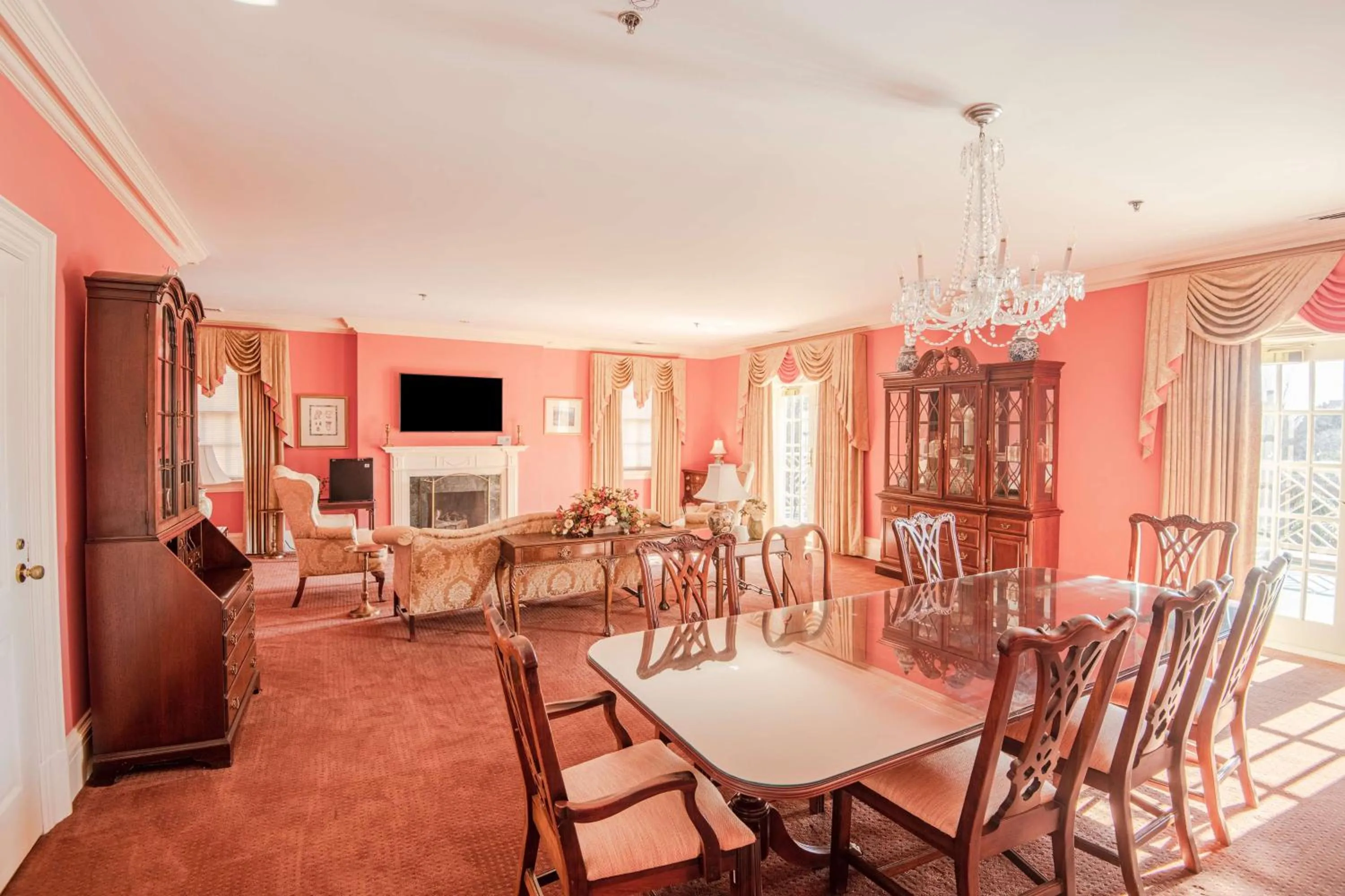 Living room in The Founders Inn & Spa Tapestry Collection By Hilton