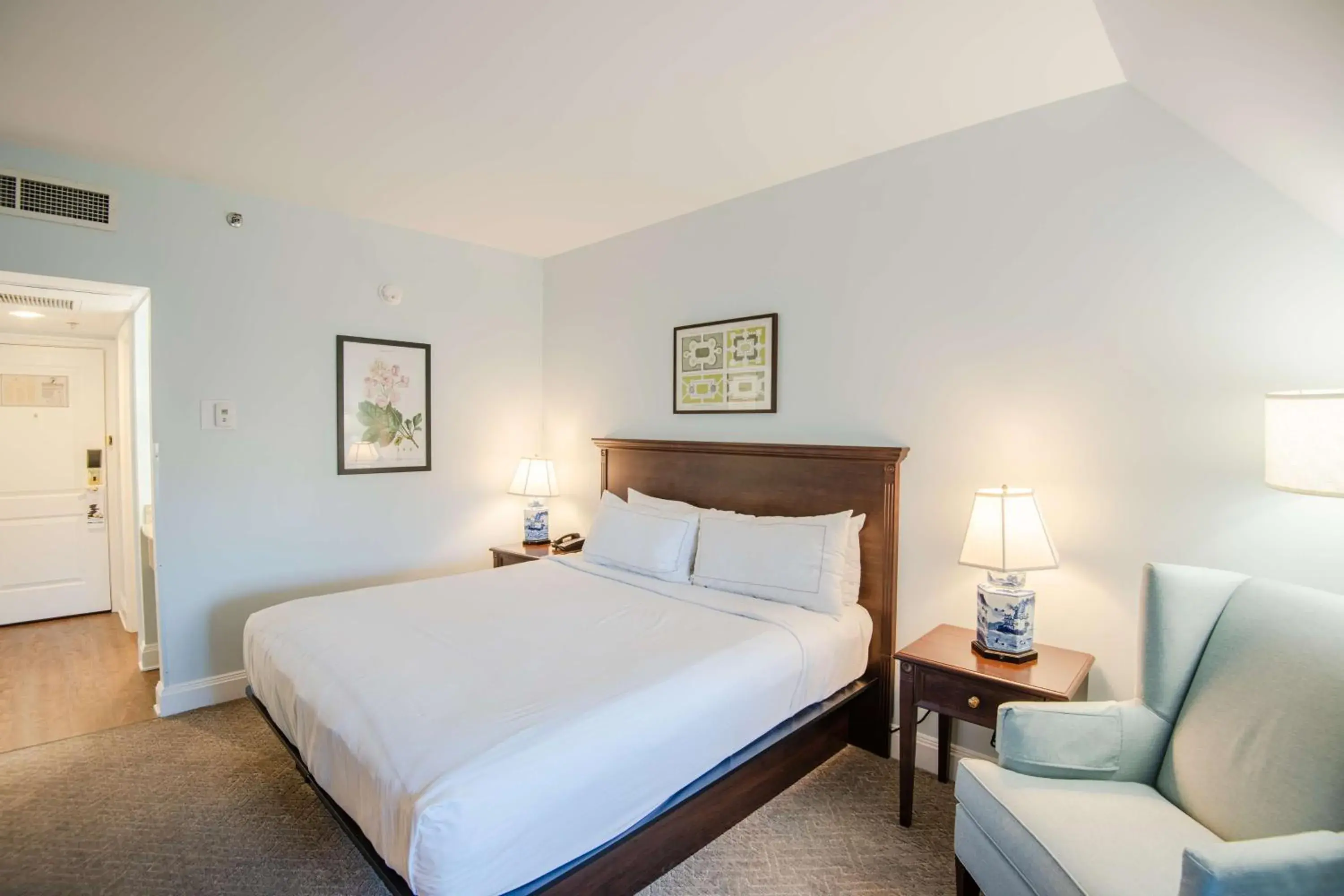 Bed in The Founders Inn & Spa Tapestry Collection By Hilton Bed in The Founders Inn & Spa Tapestry Collection By Hilton