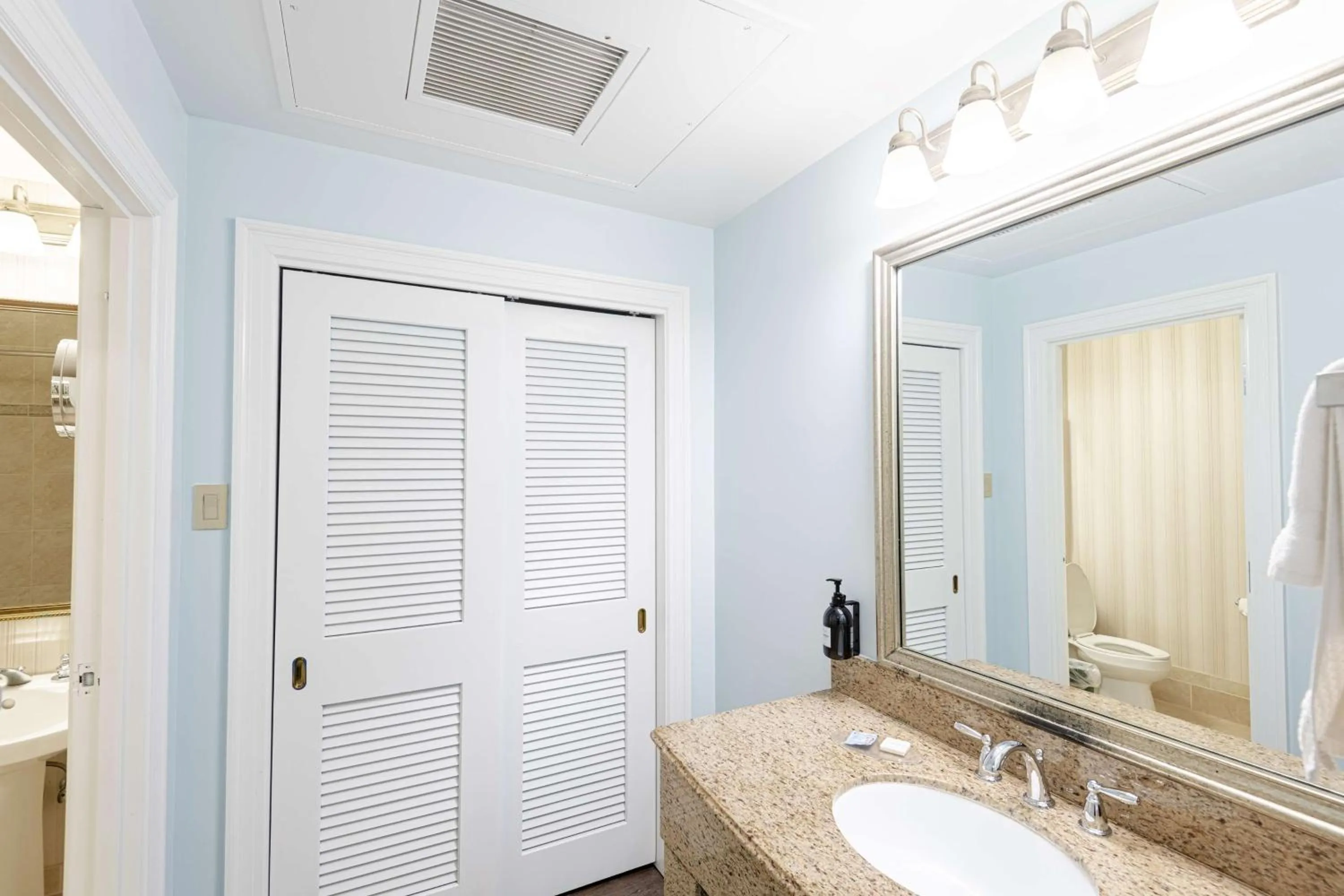 Bathroom in The Founders Inn & Spa Tapestry Collection By Hilton