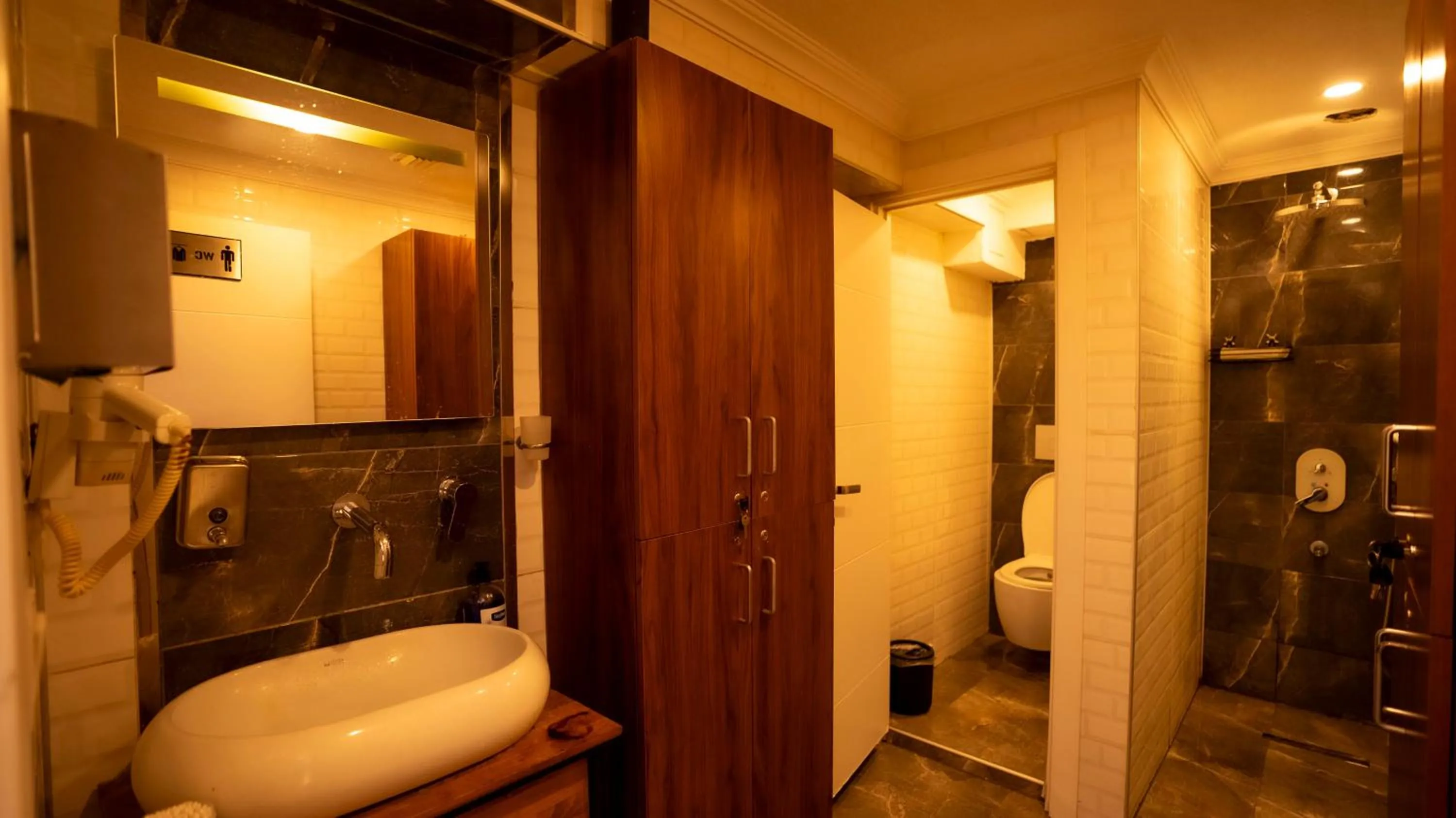 Shower in Farina Hotel By Cigno