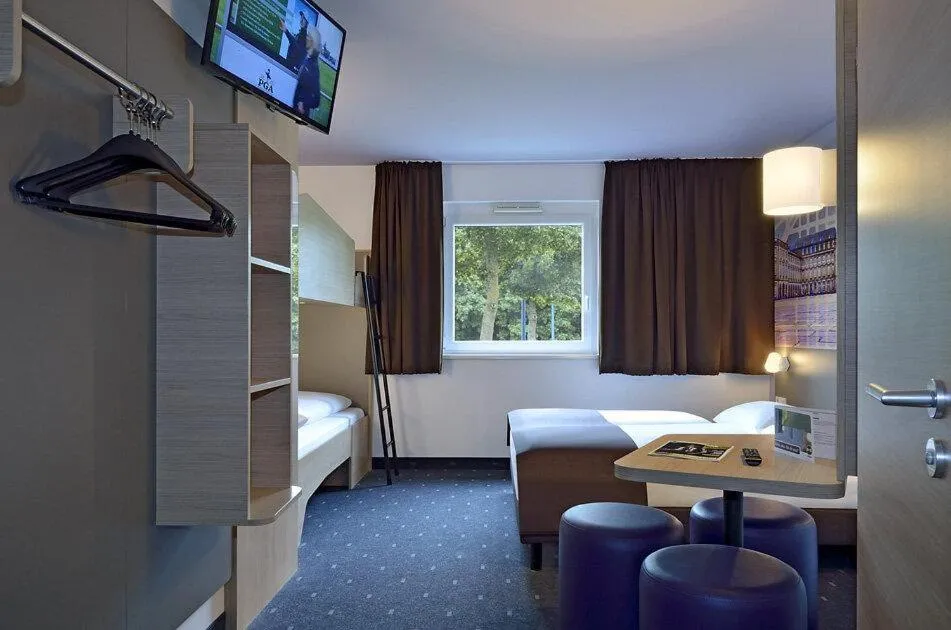 Photo of the whole room, Bed in B&B Hotel Mannheim-Neuostheim