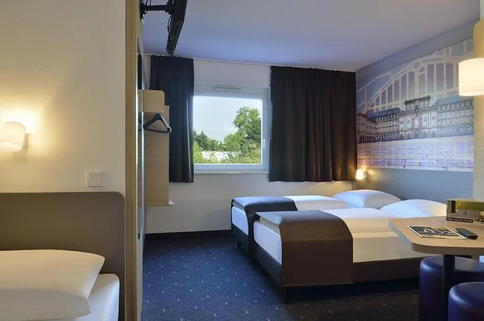 Photo of the whole room, Bed in B&B Hotel Mannheim-Neuostheim