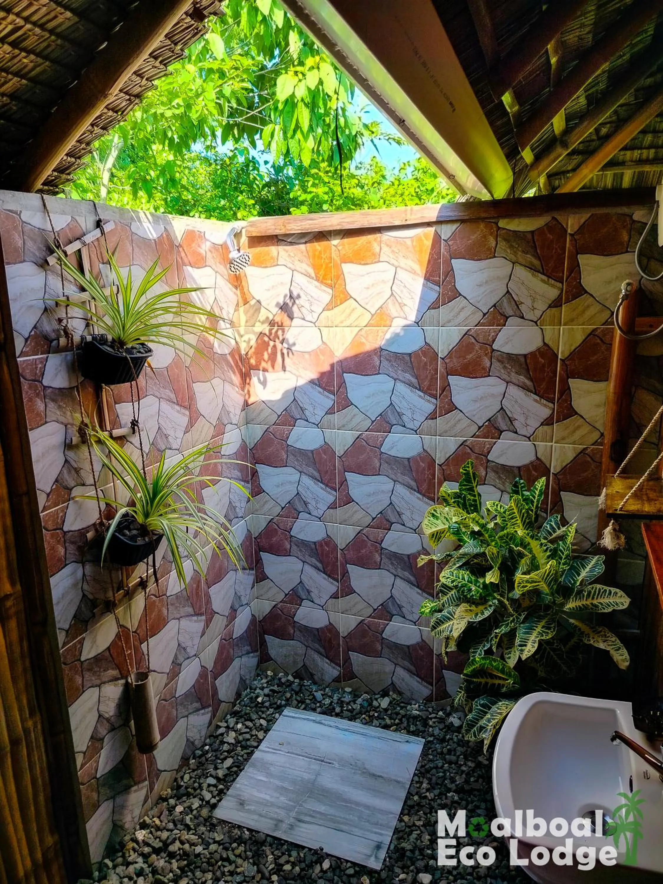 Shower in Moalboal Eco Lodge