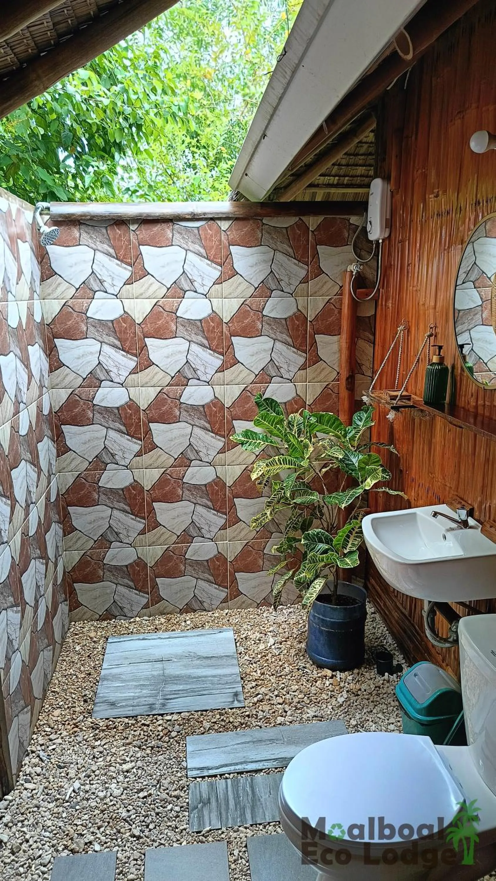 Shower in Moalboal Eco Lodge