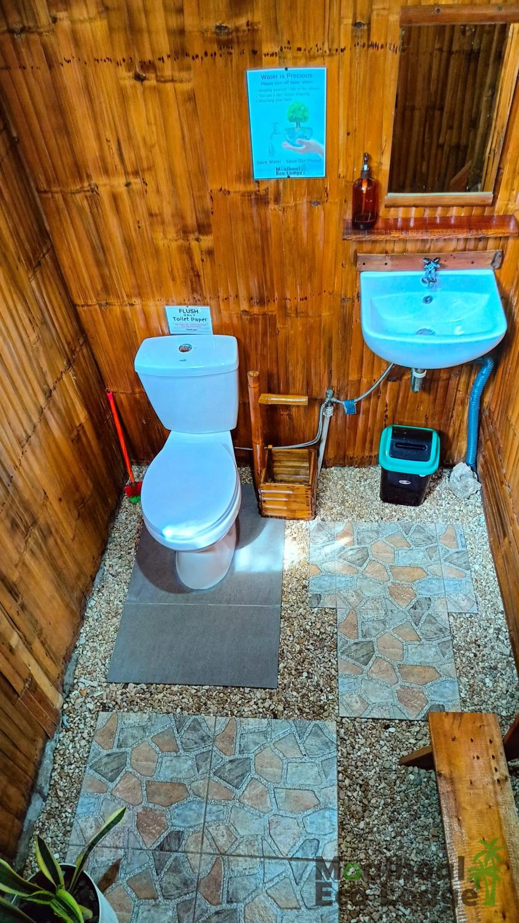 Toilet in Moalboal Eco Lodge