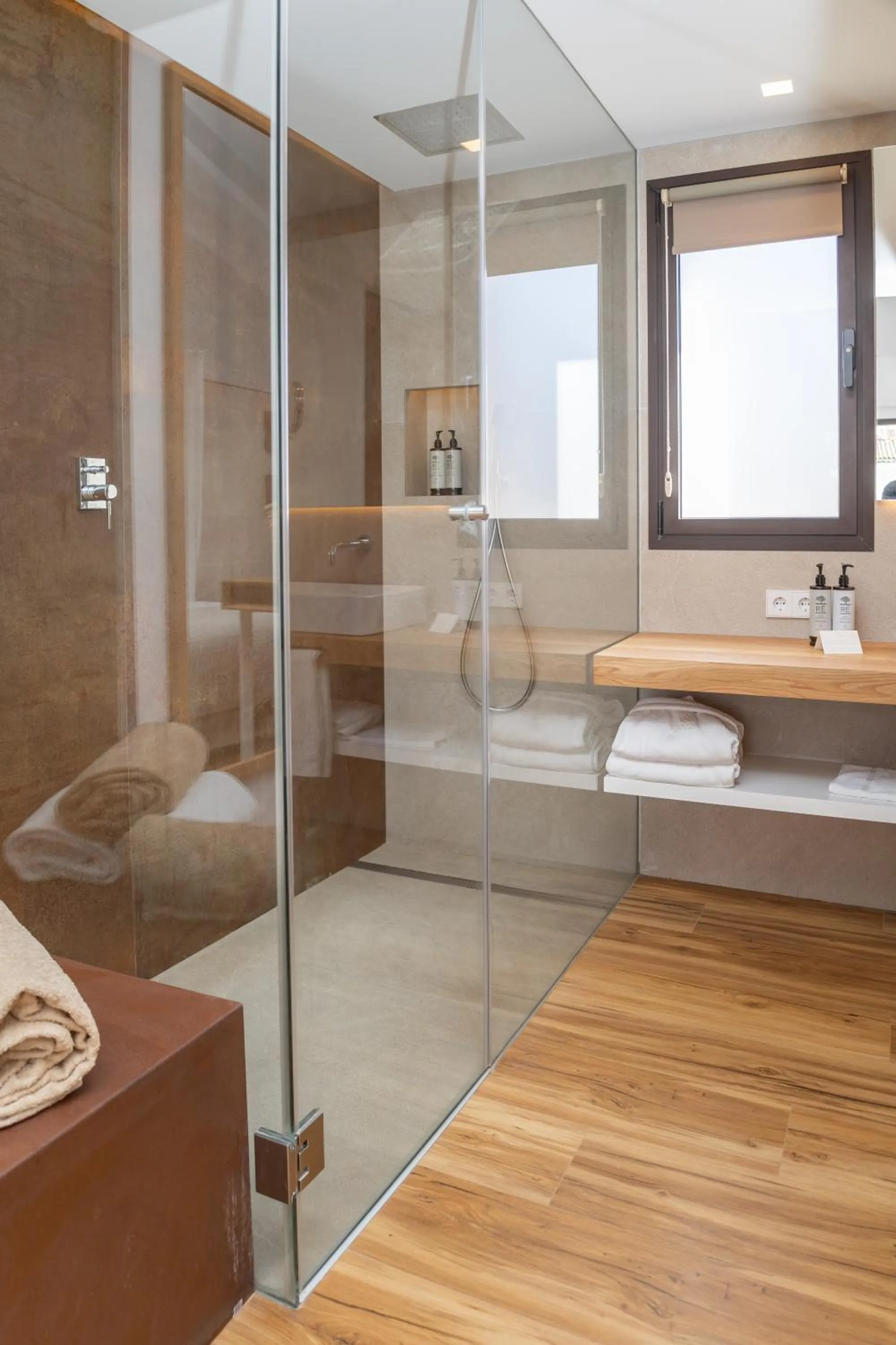 Shower in Ynaira hotel & Spa