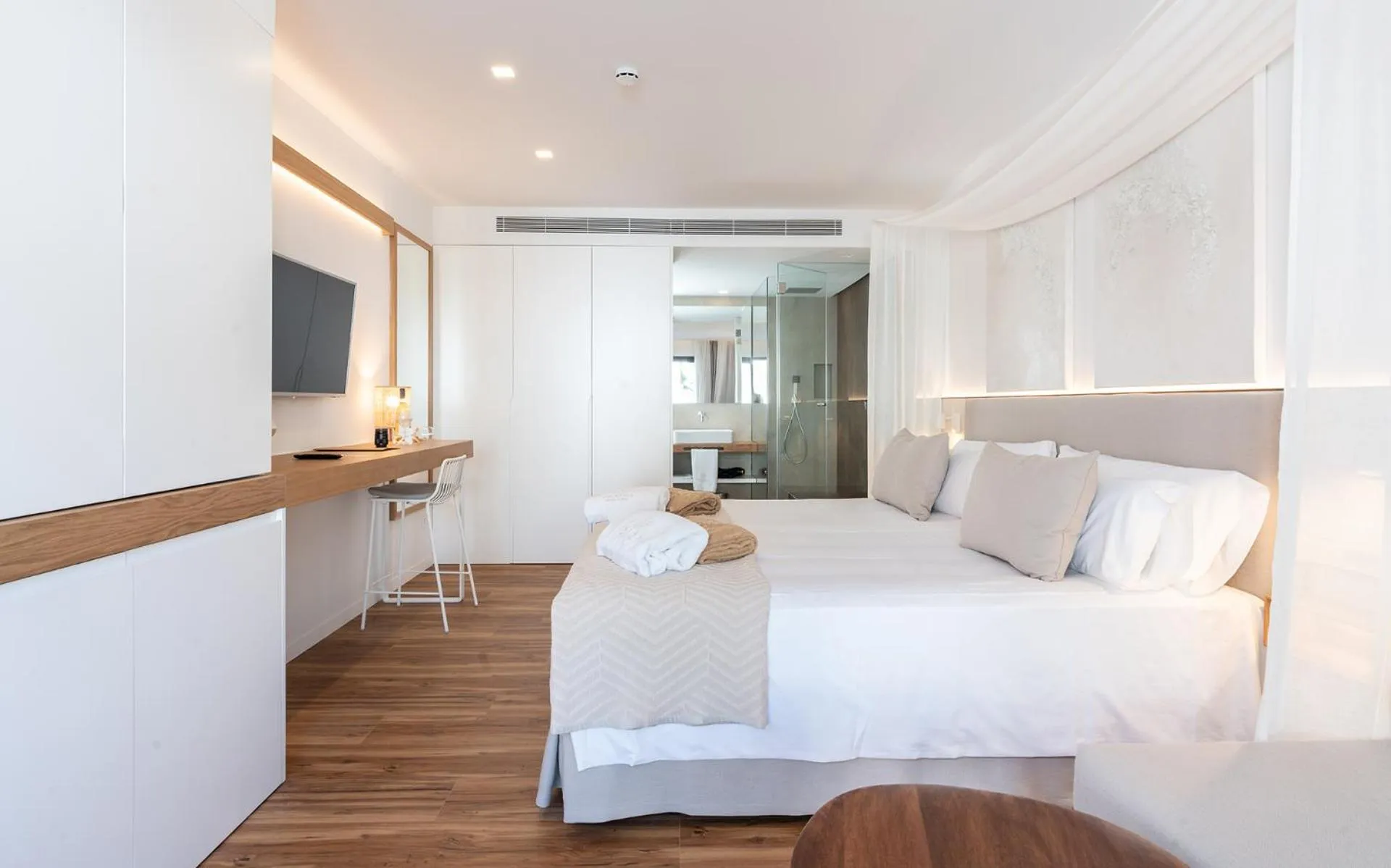 Photo of the whole room, Bed in Ynaira hotel & Spa