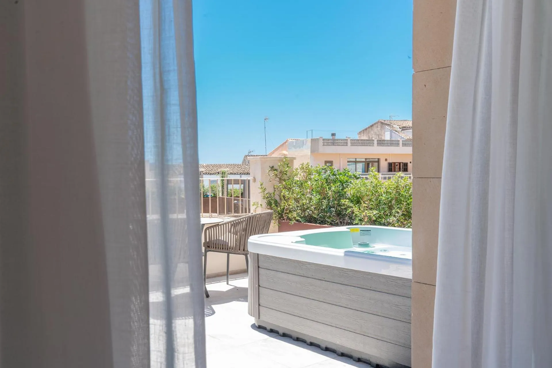 Hot Tub in Ynaira hotel & Spa