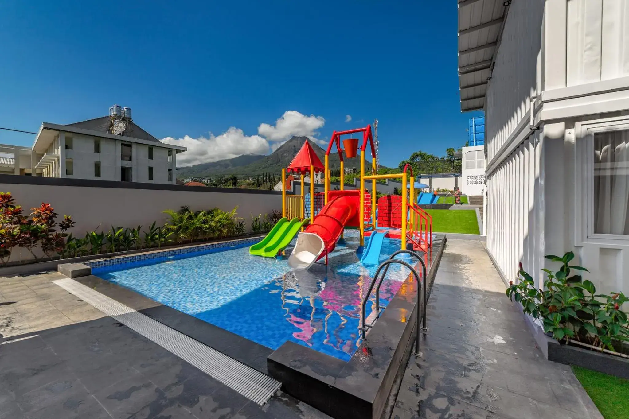 Swimming pool in Kontena Hotel Swimming pool in Kontena Hotel