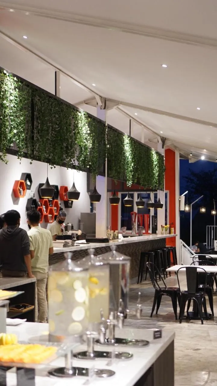 Restaurant/places to eat in Kontena Hotel