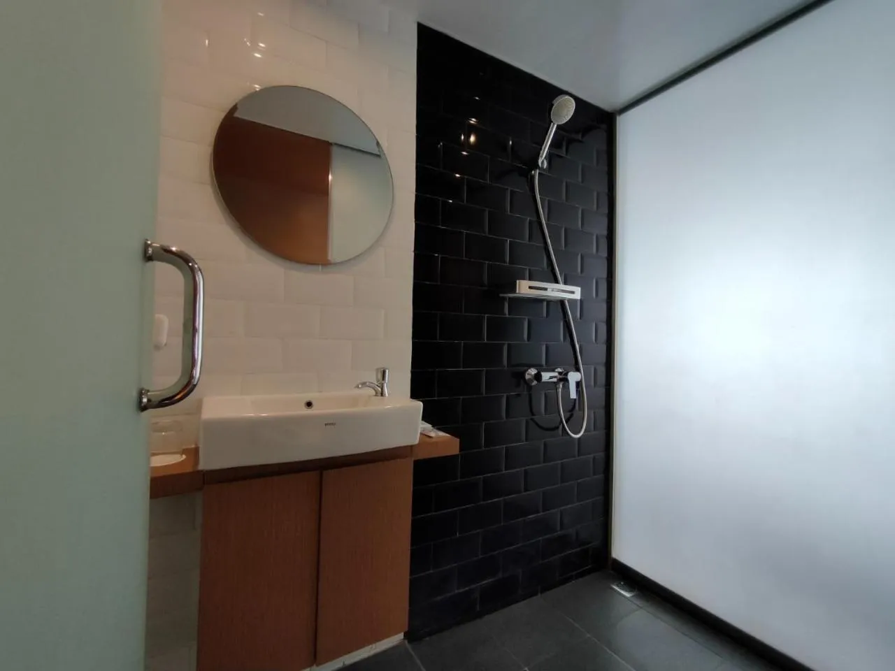 Bathroom in Kontena Hotel