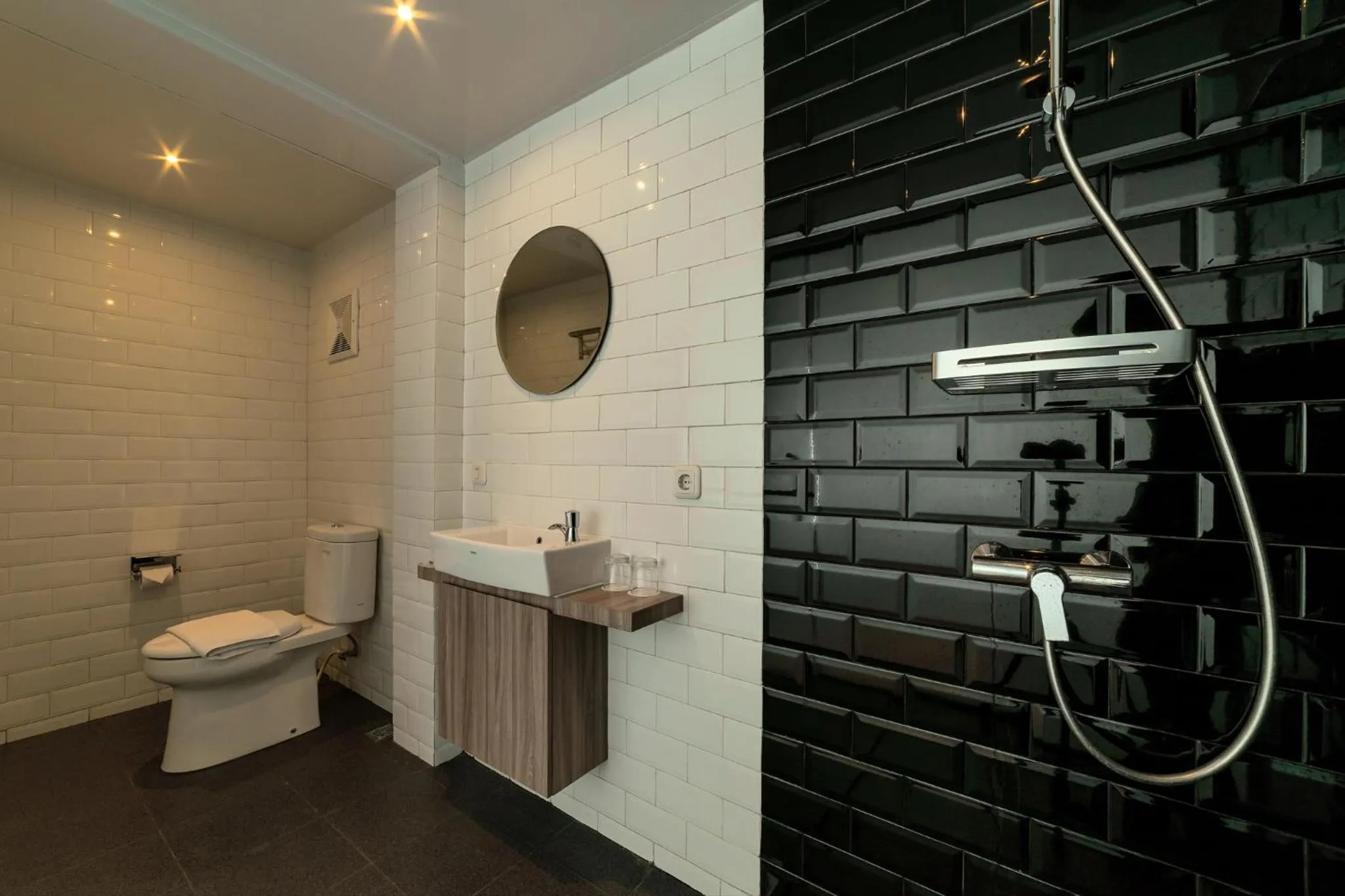 Bathroom in Kontena Hotel