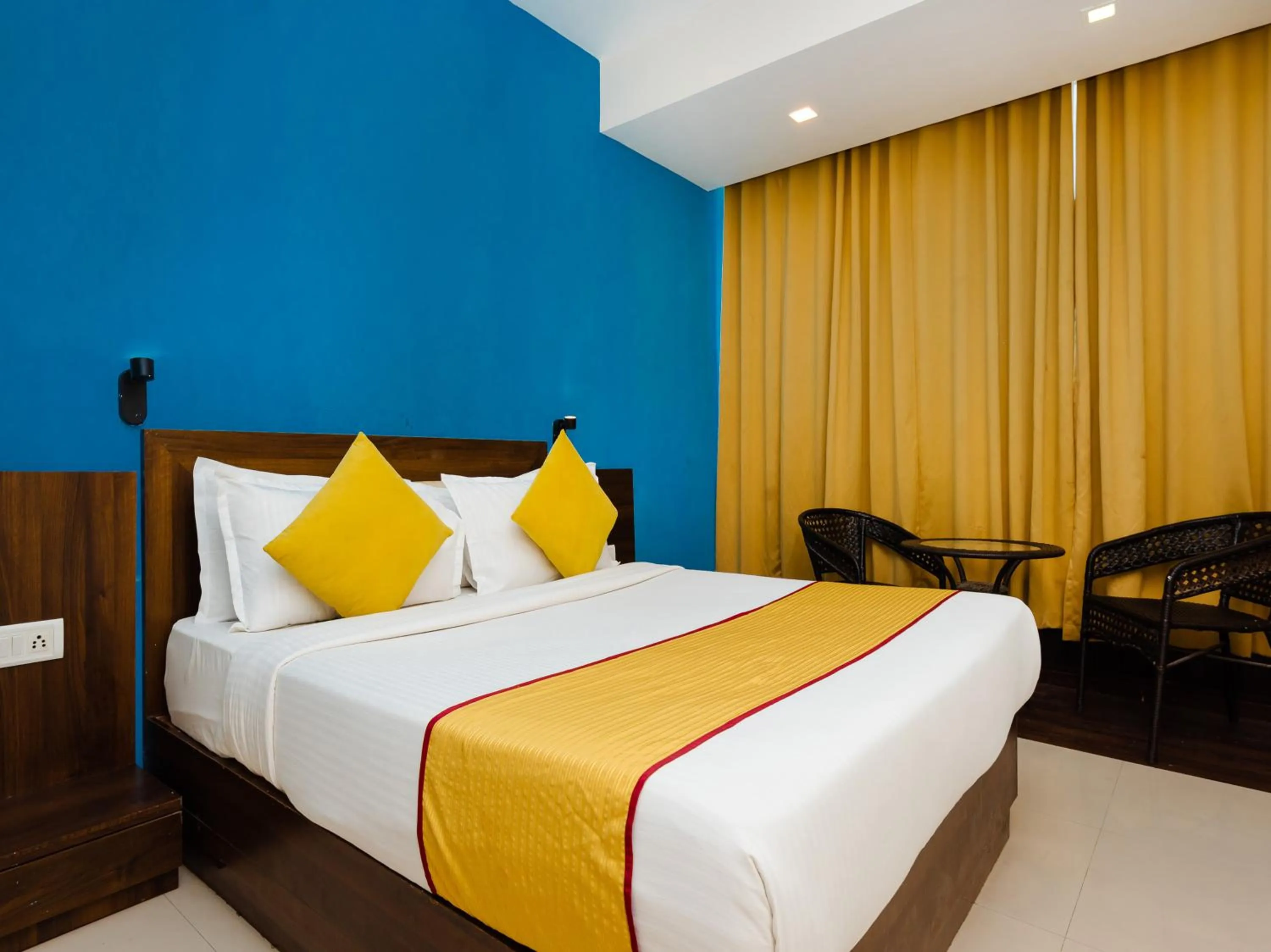 Bed in Hotel Aura - Near Malad Link Road