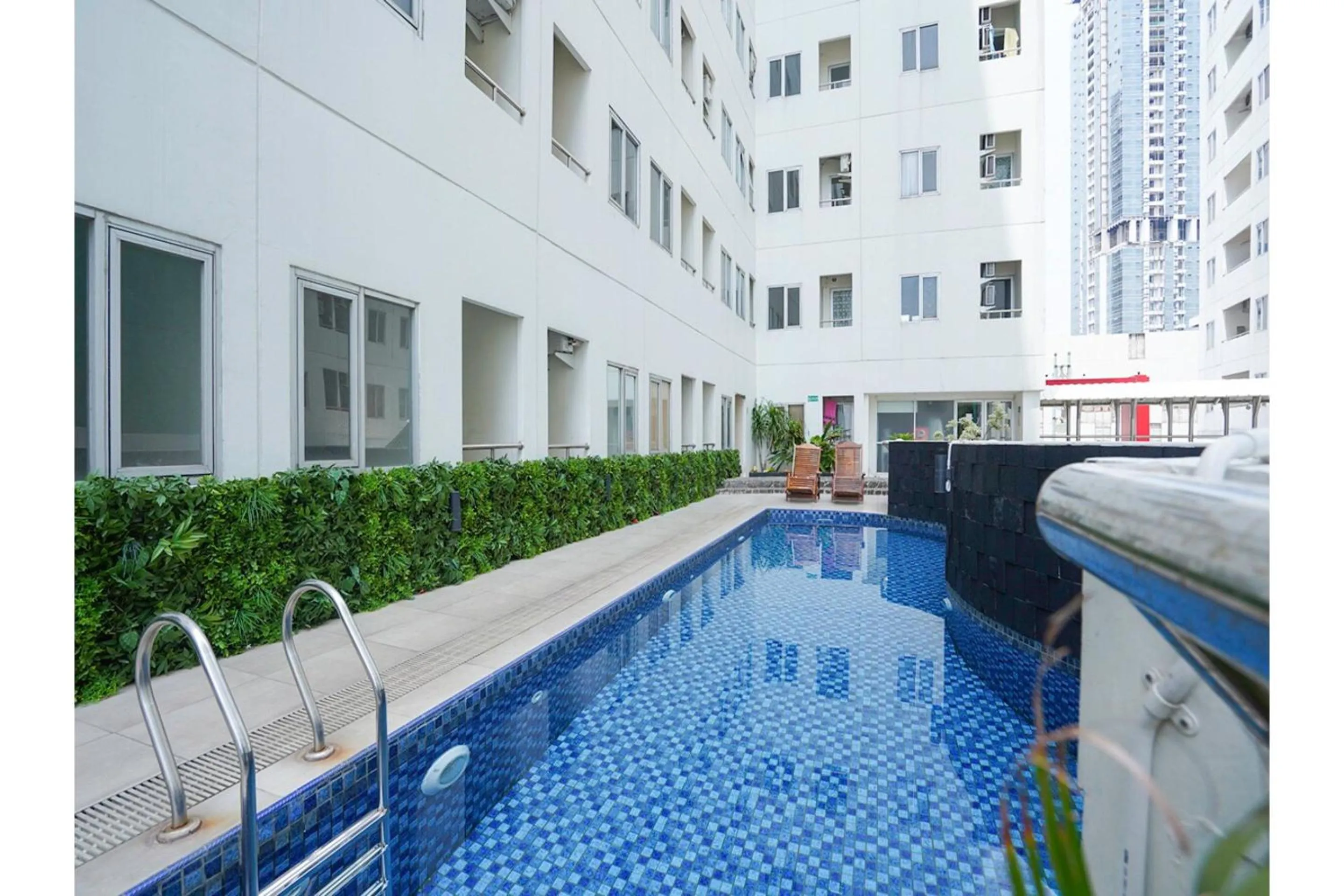 Swimming pool in Capital O 91962 Pavilion Permata Surabaya