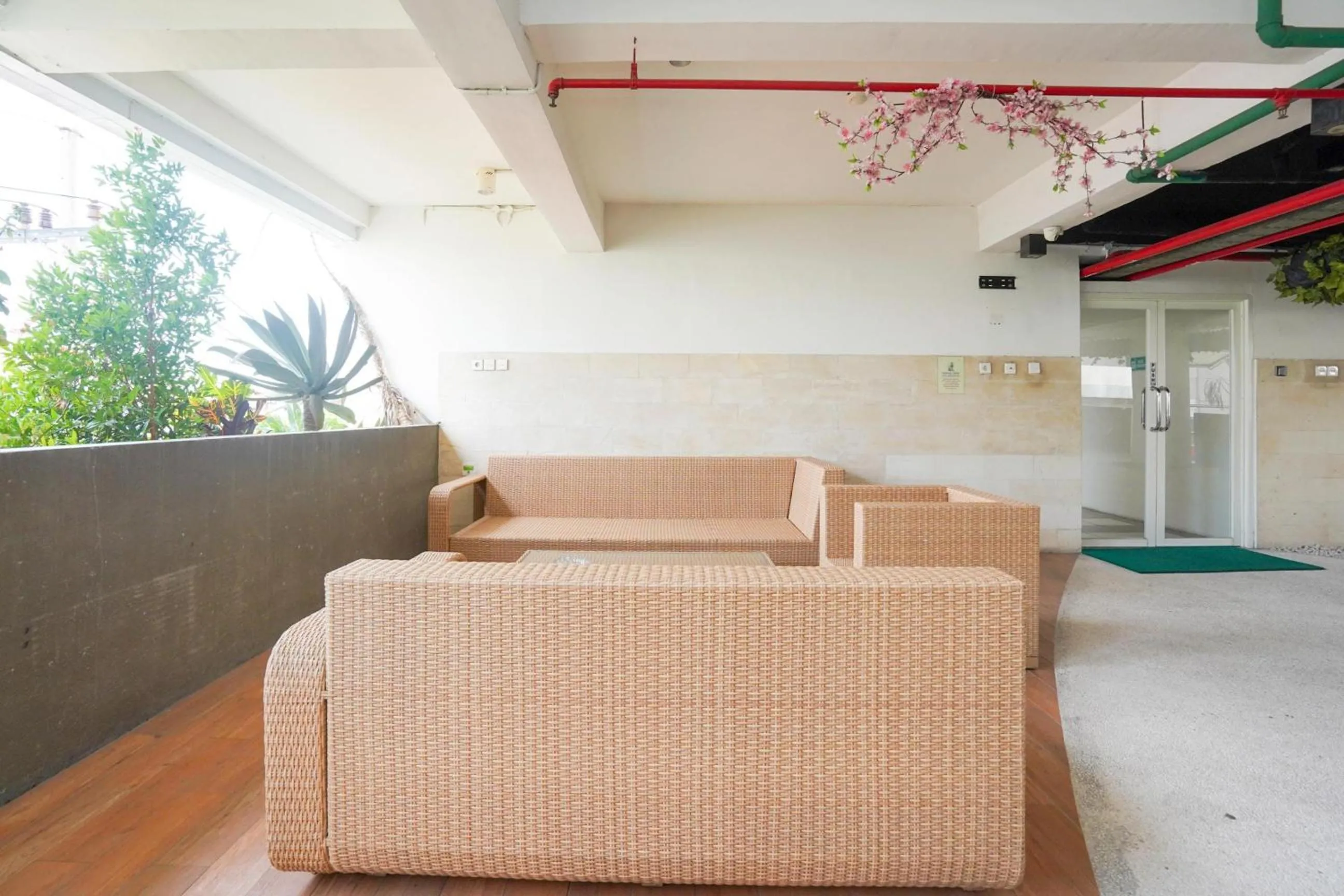 Lobby or reception in Capital O 91962 Pavilion Permata Surabaya