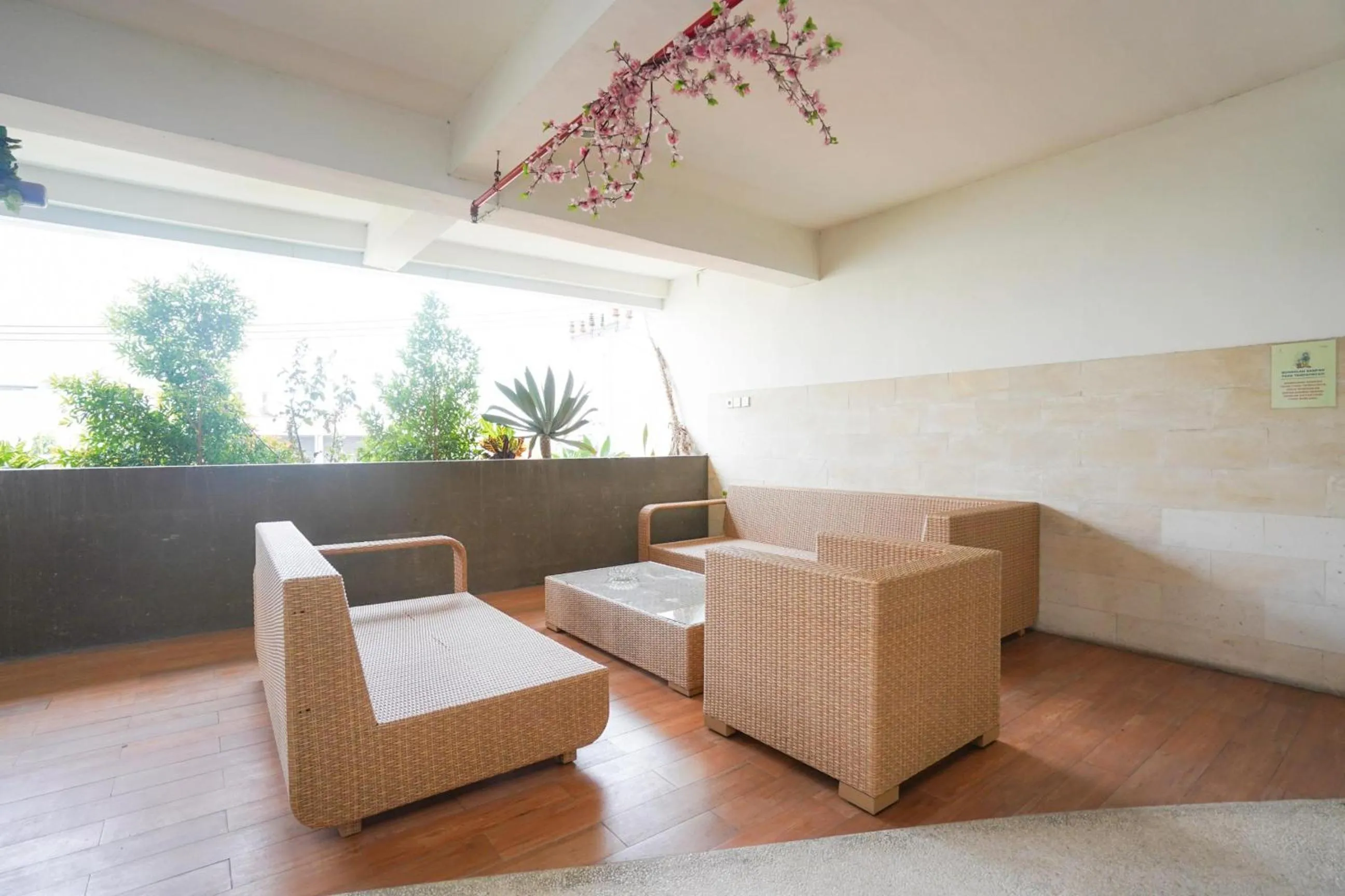 Lobby or reception in Capital O 91962 Pavilion Permata Surabaya