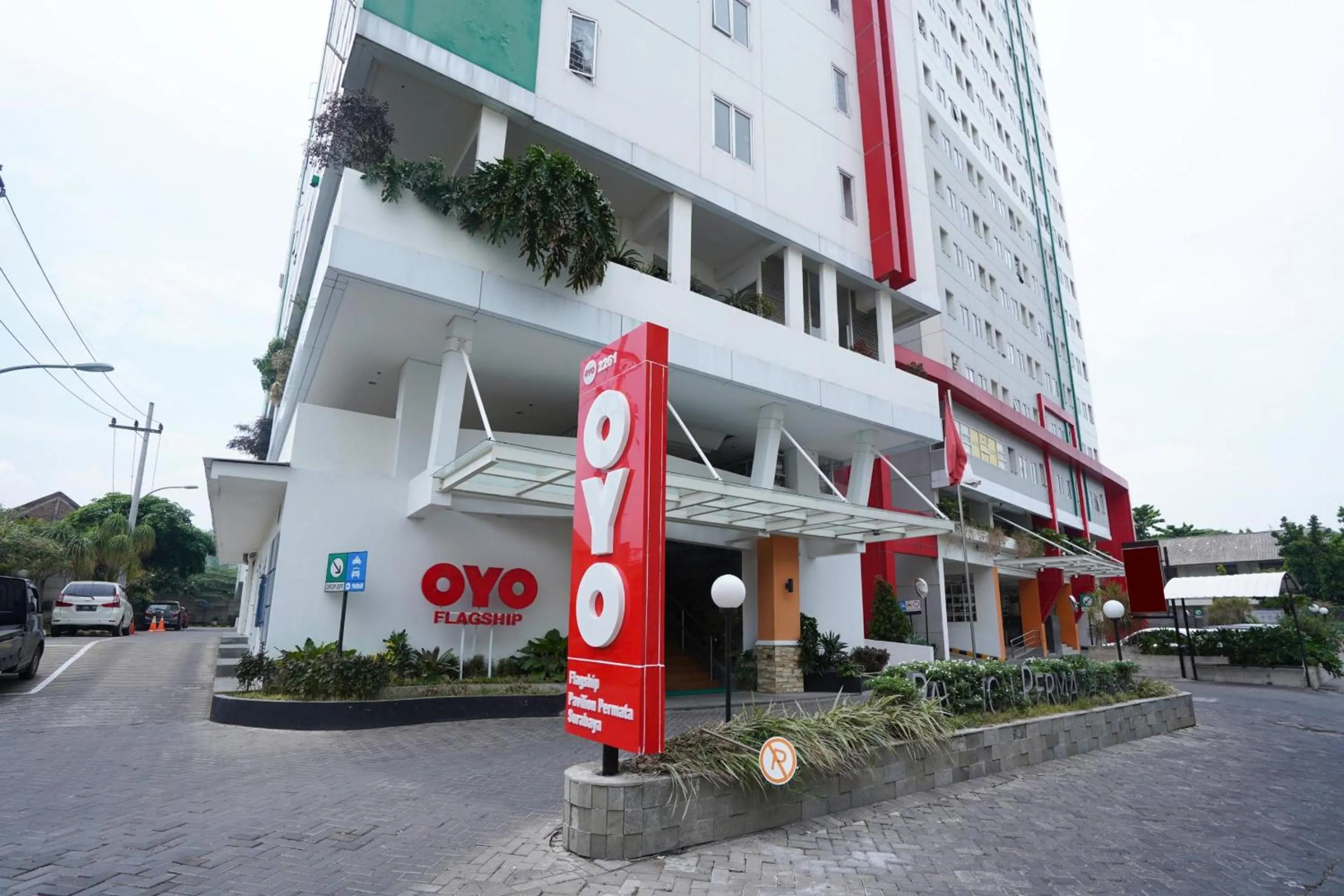 Facade/entrance in Capital O 91962 Pavilion Permata Surabaya