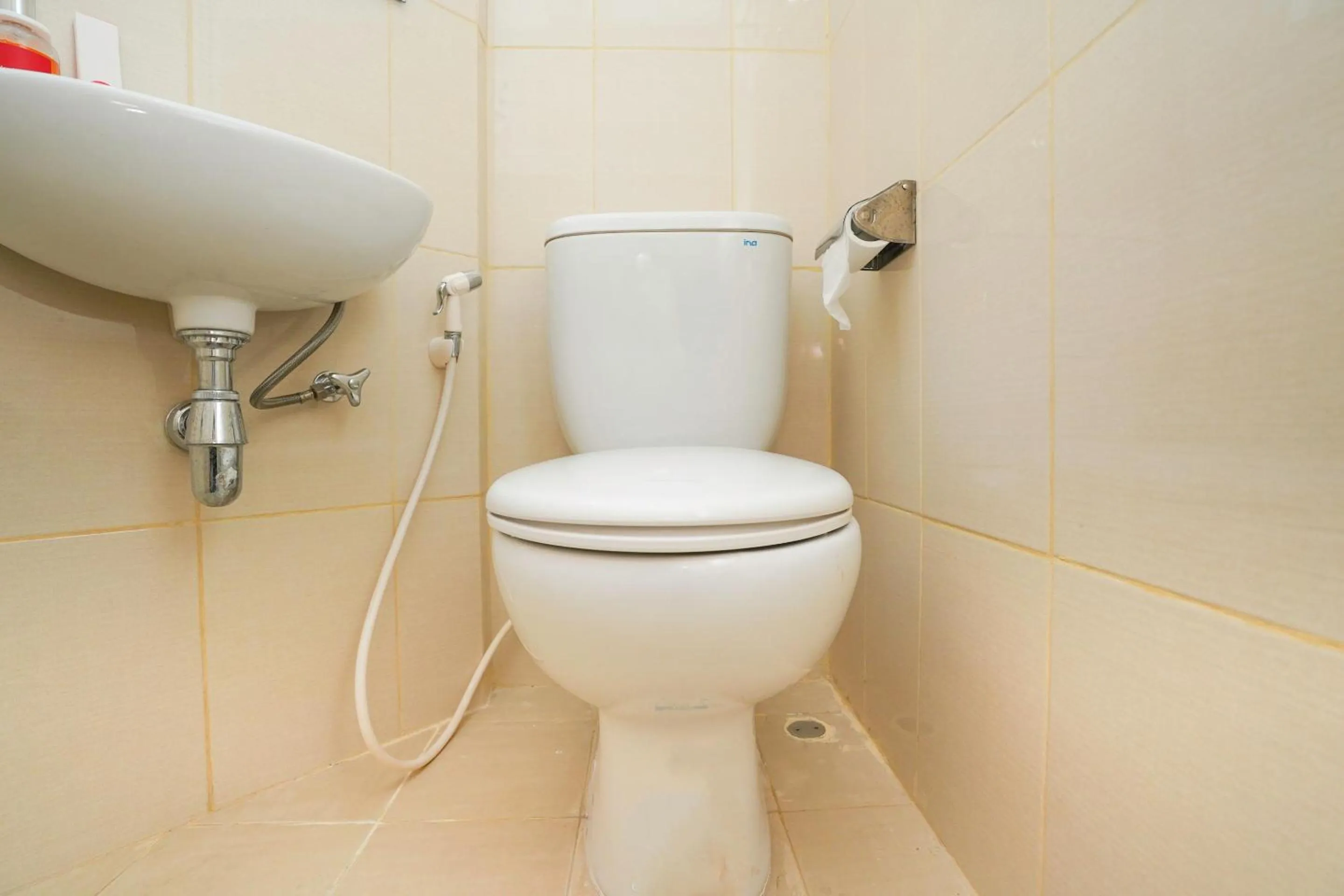 Bathroom in Capital O 91962 Pavilion Permata Surabaya