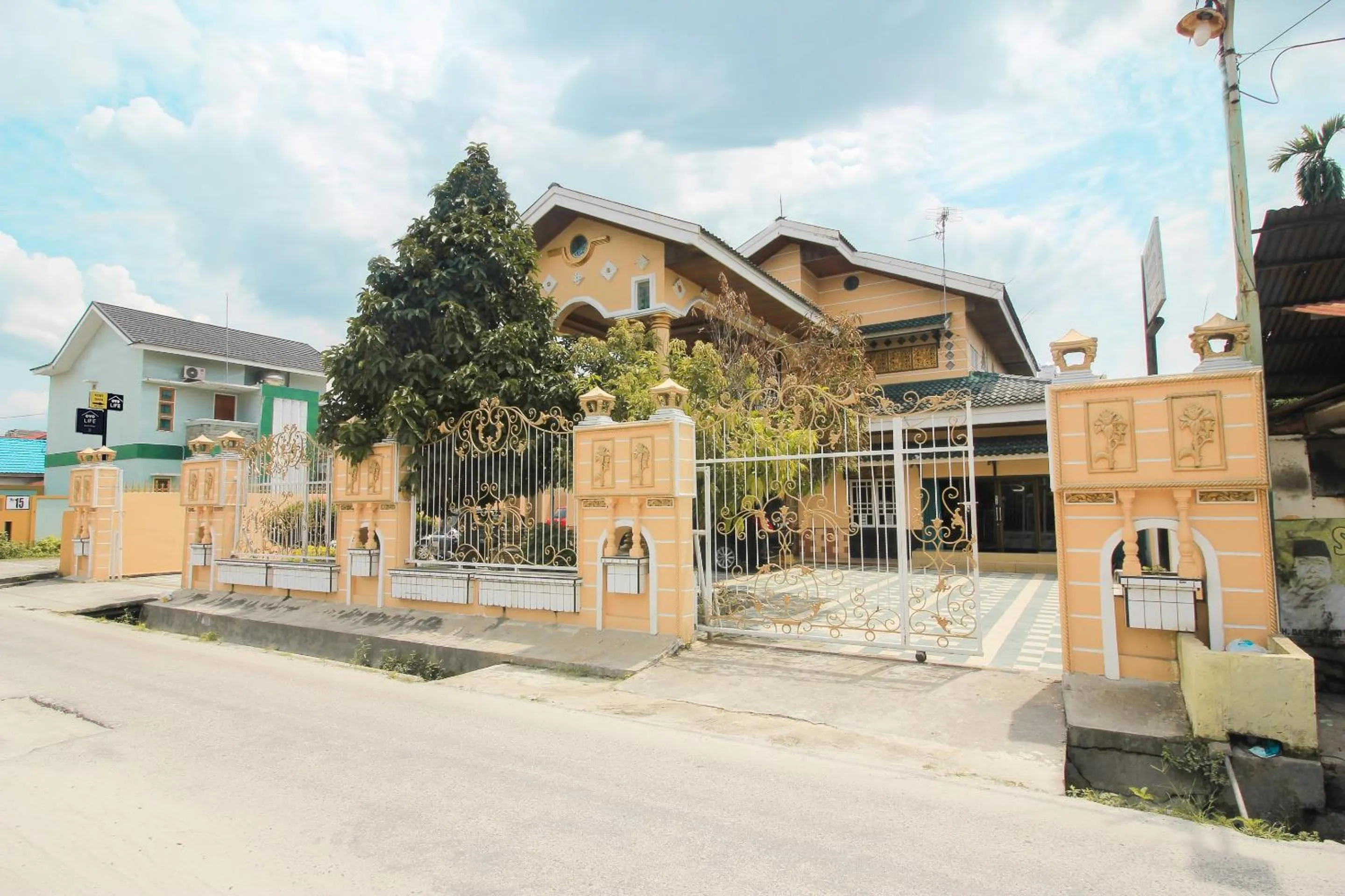 Facade/entrance in OYO Life 2553 Kost Daya