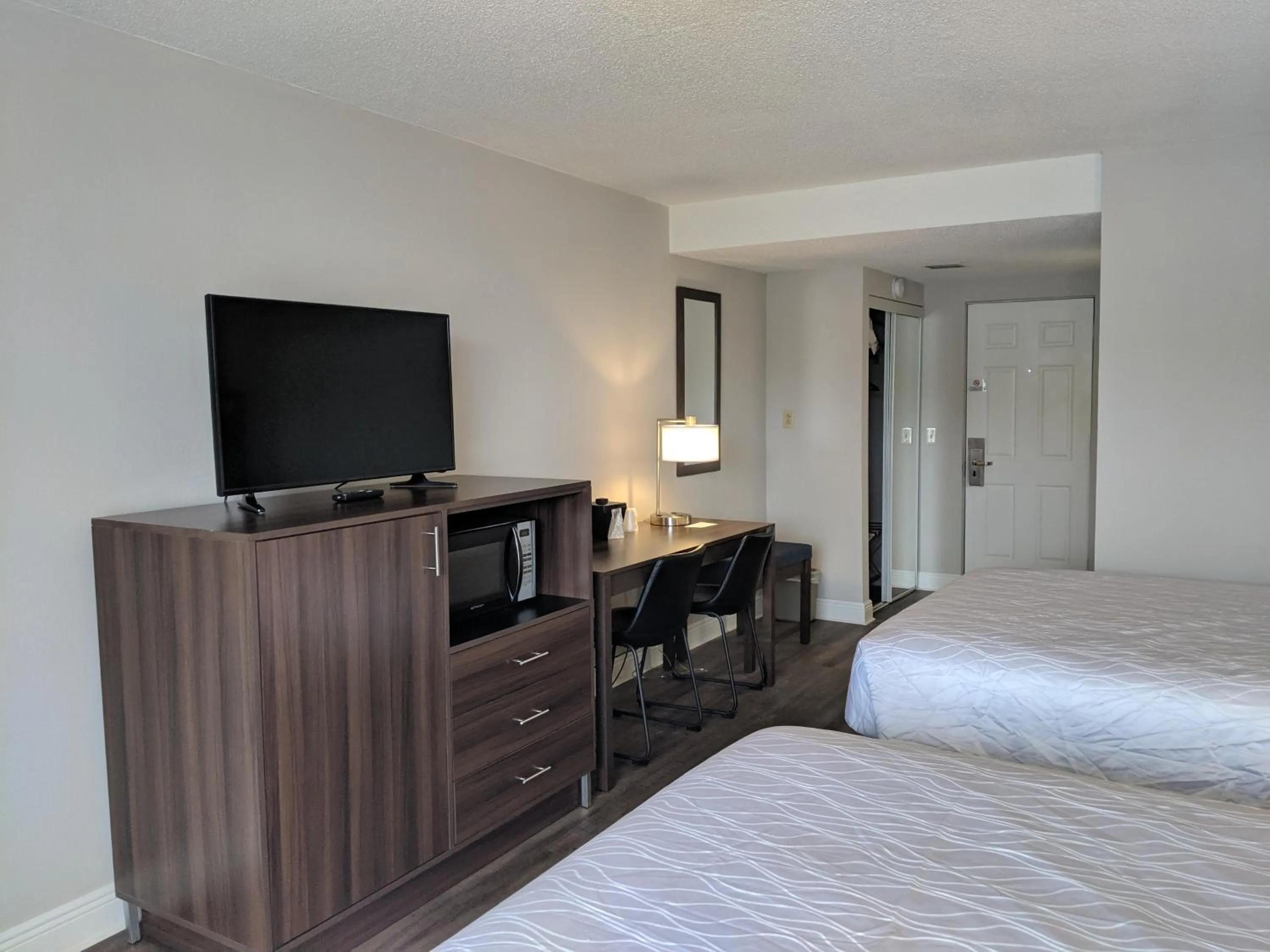 Photo of the whole room, Bed in Lakefront Terrace Resort