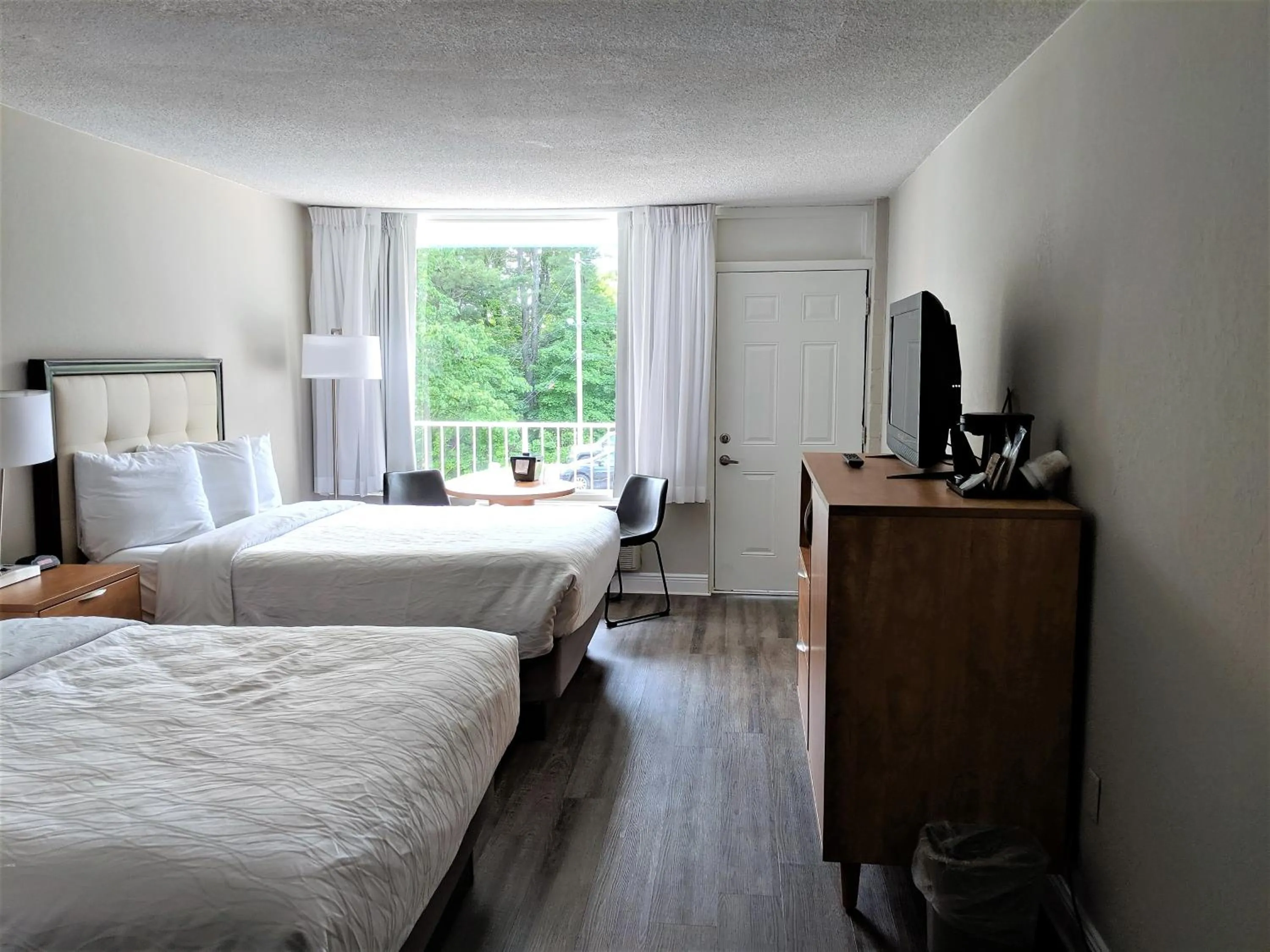 Photo of the whole room, Bed in Lakefront Terrace Resort