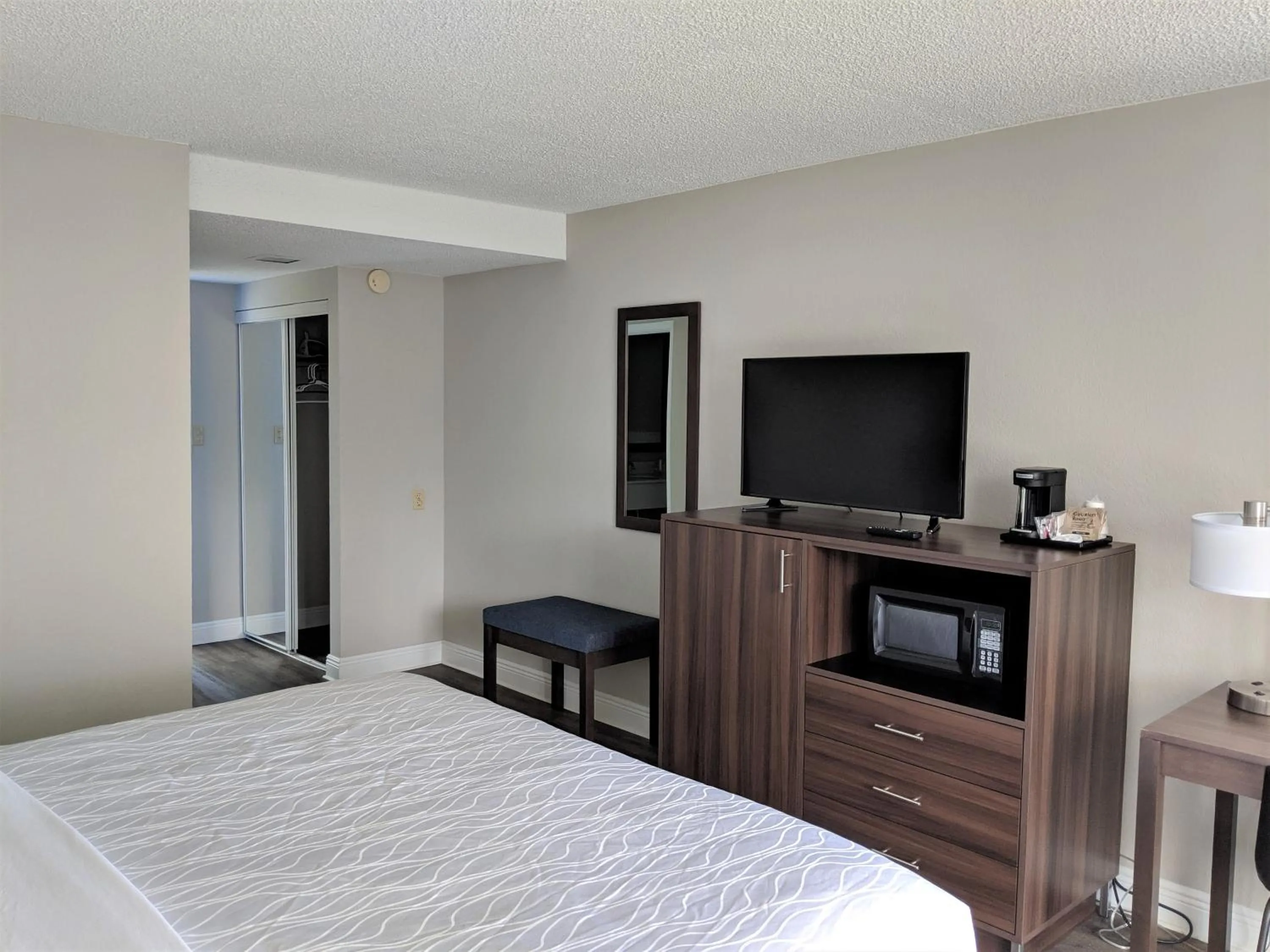 TV and multimedia, Bed in Lakefront Terrace Resort