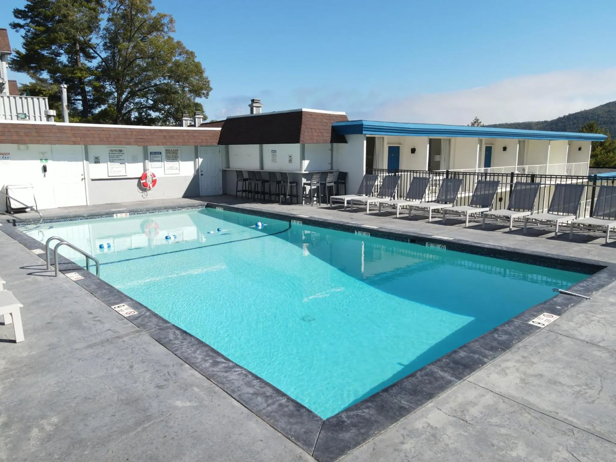 Swimming pool in Lakefront Terrace Resort