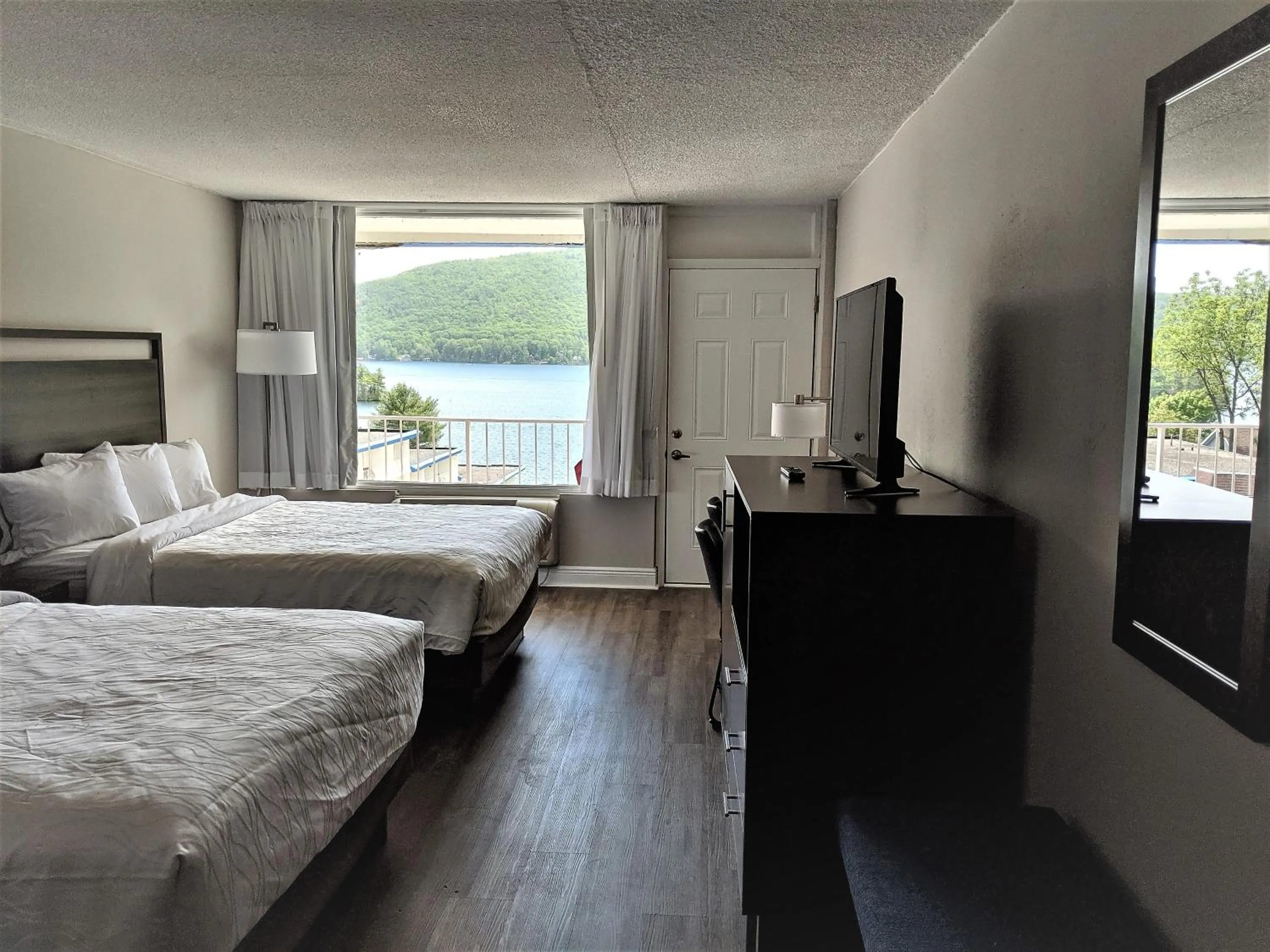 Photo of the whole room, Bed in Lakefront Terrace Resort