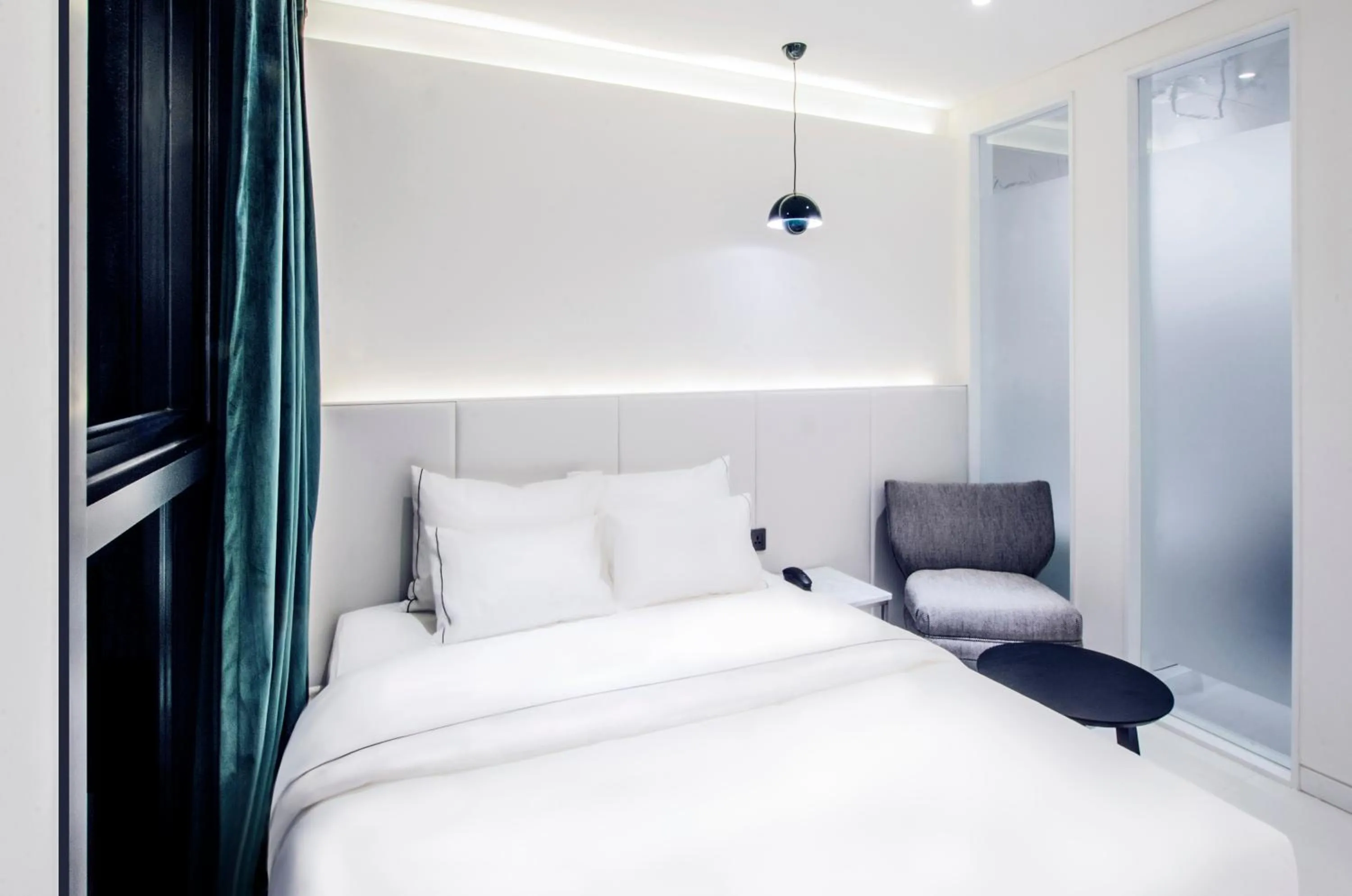 Photo of the whole room, Bed in Hotel the Castle Jamsil#1