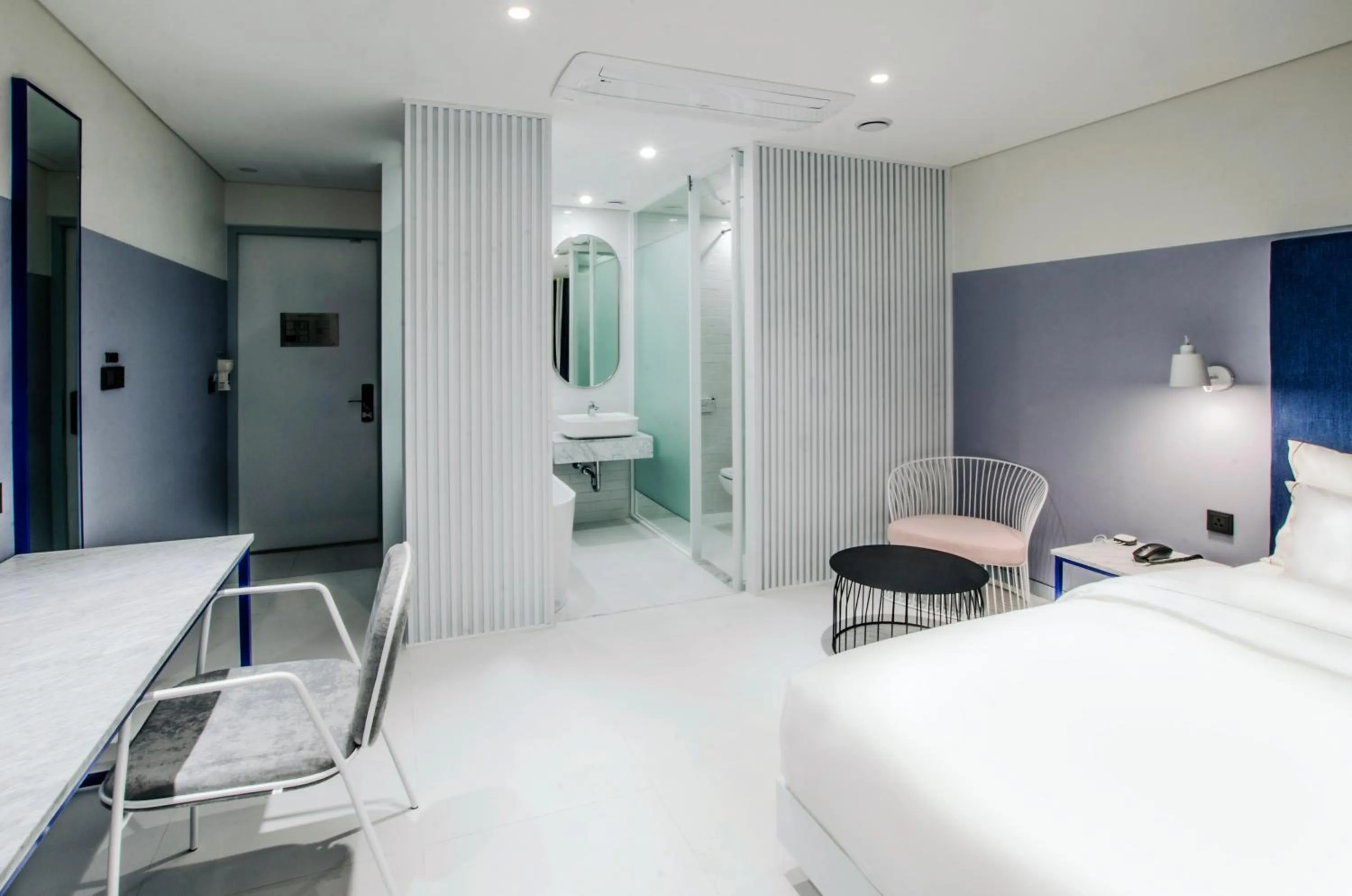 Bathroom, Bed in Hotel the Castle Jamsil#1