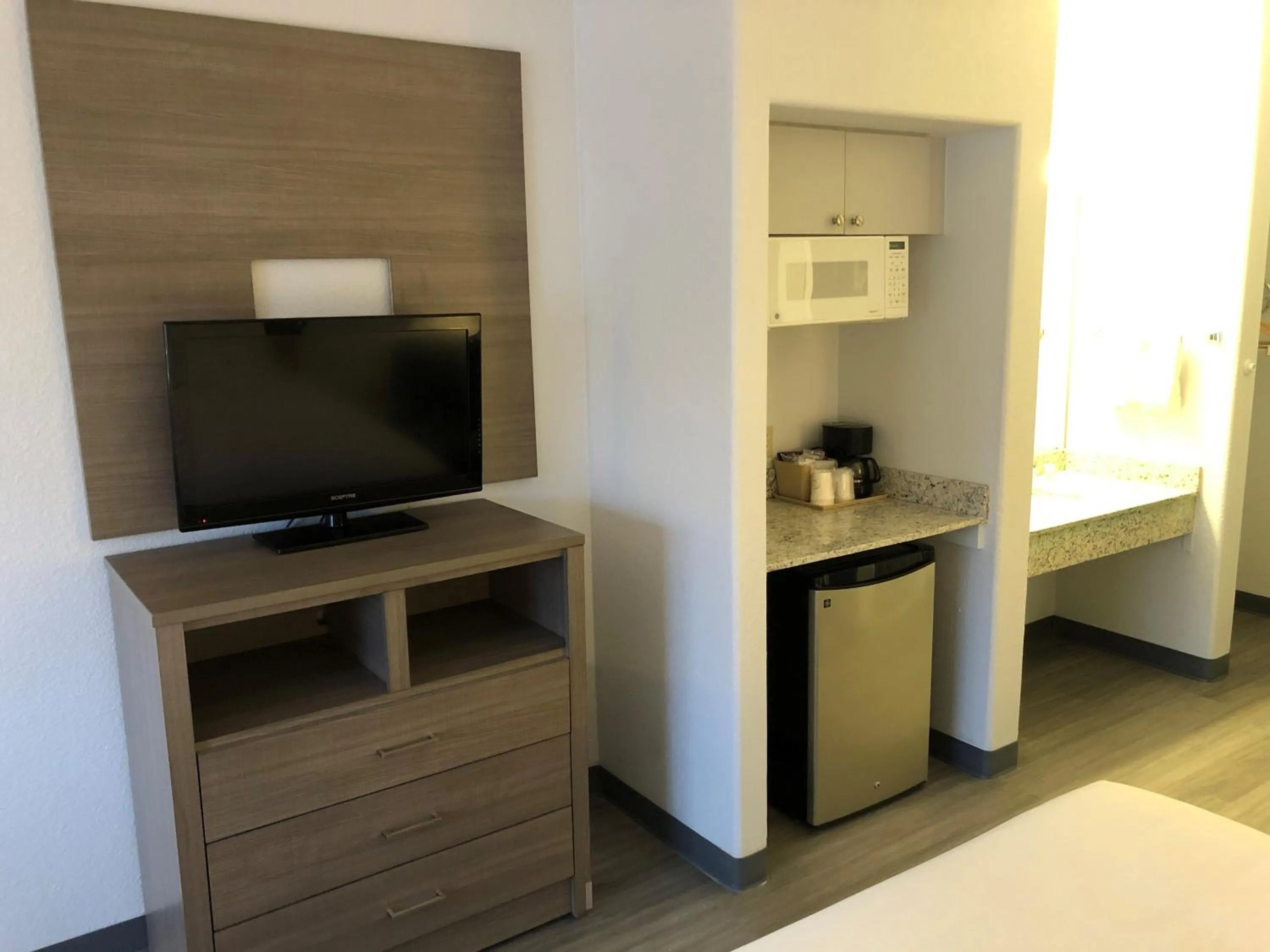 TV/Entertainment Center in GreenTree Inn Denver Tech Center