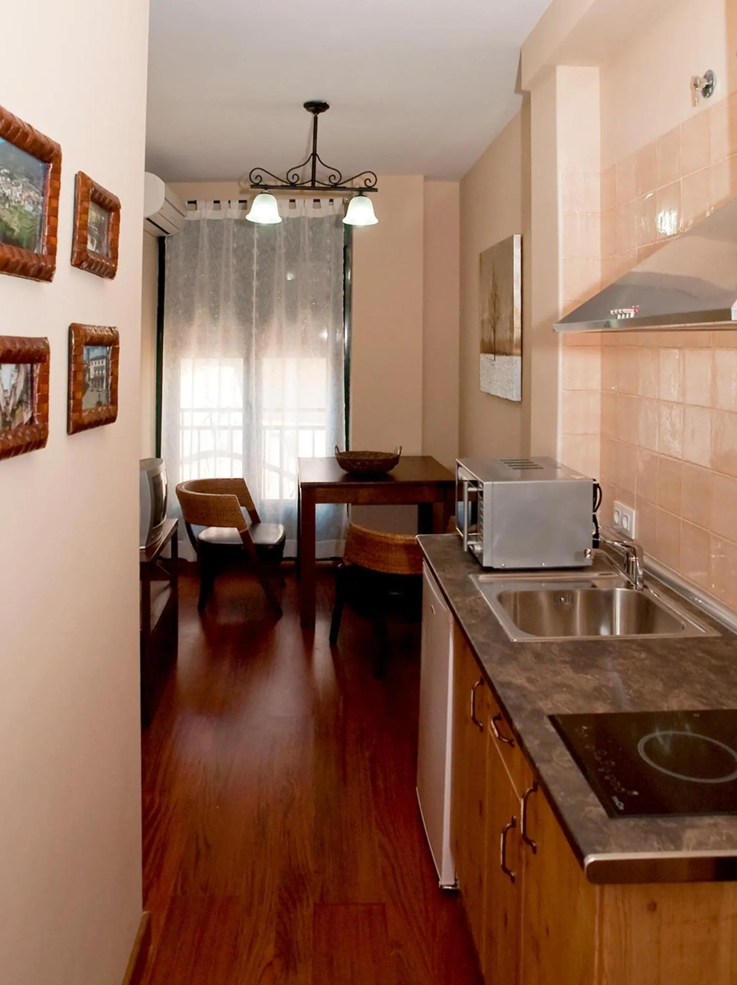 Kitchen or kitchenette in Apartamentos Rurales La Vera