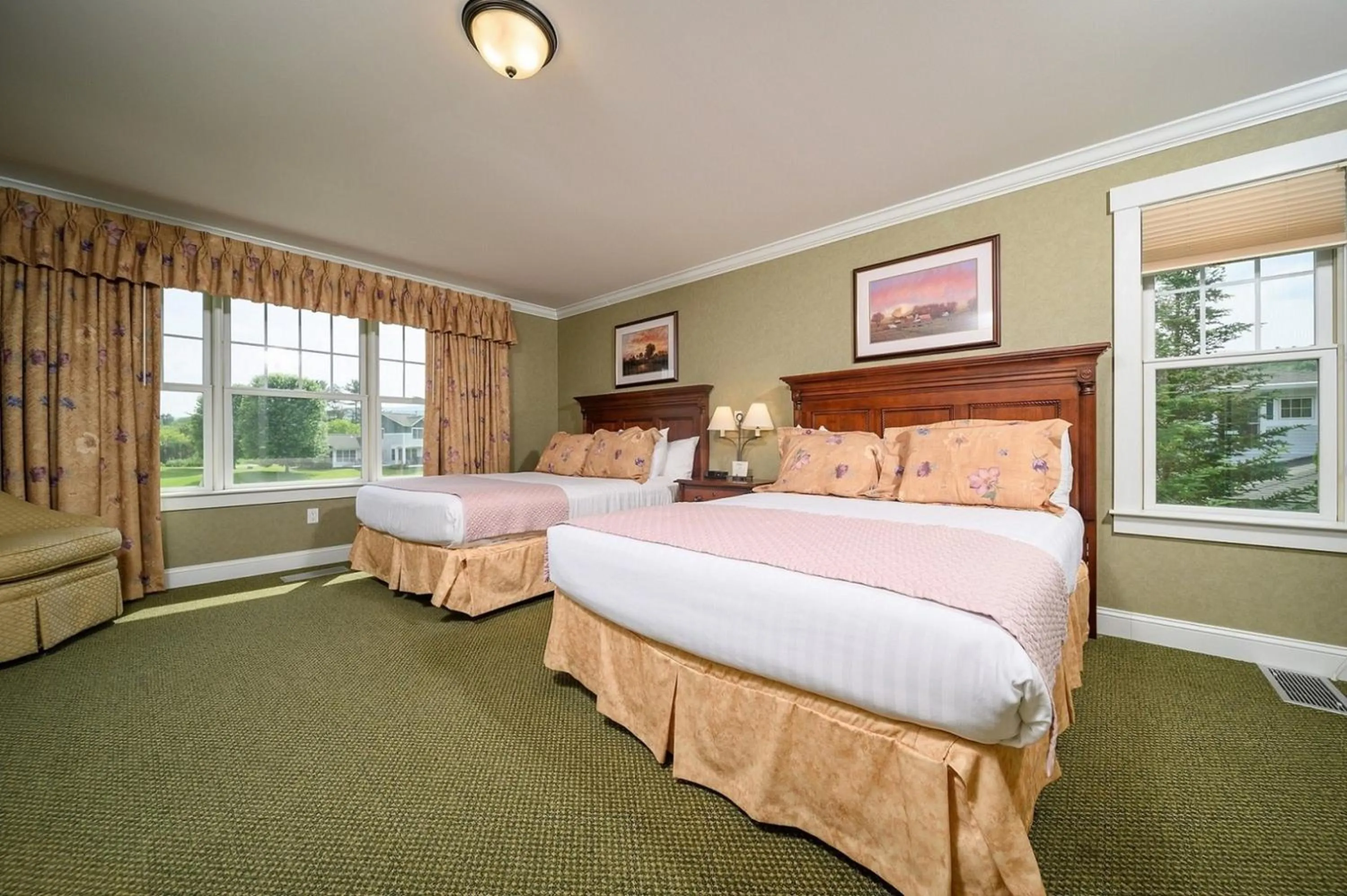 Photo of the whole room, Bed in Stoweflake Mountain Resort & Spa