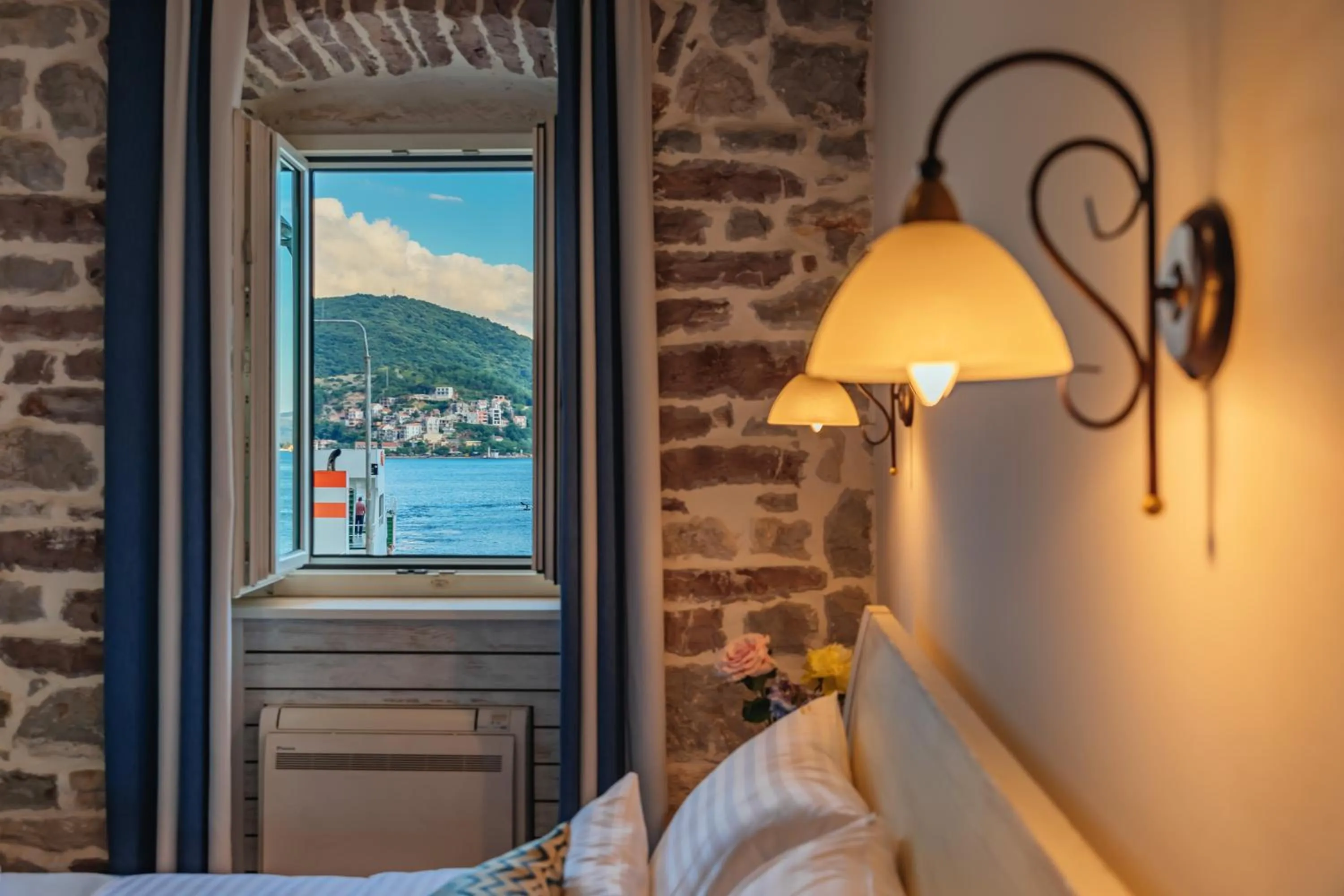 Landmark view, Bed in Boutique Hotel Blanc & Bleu - Capitano