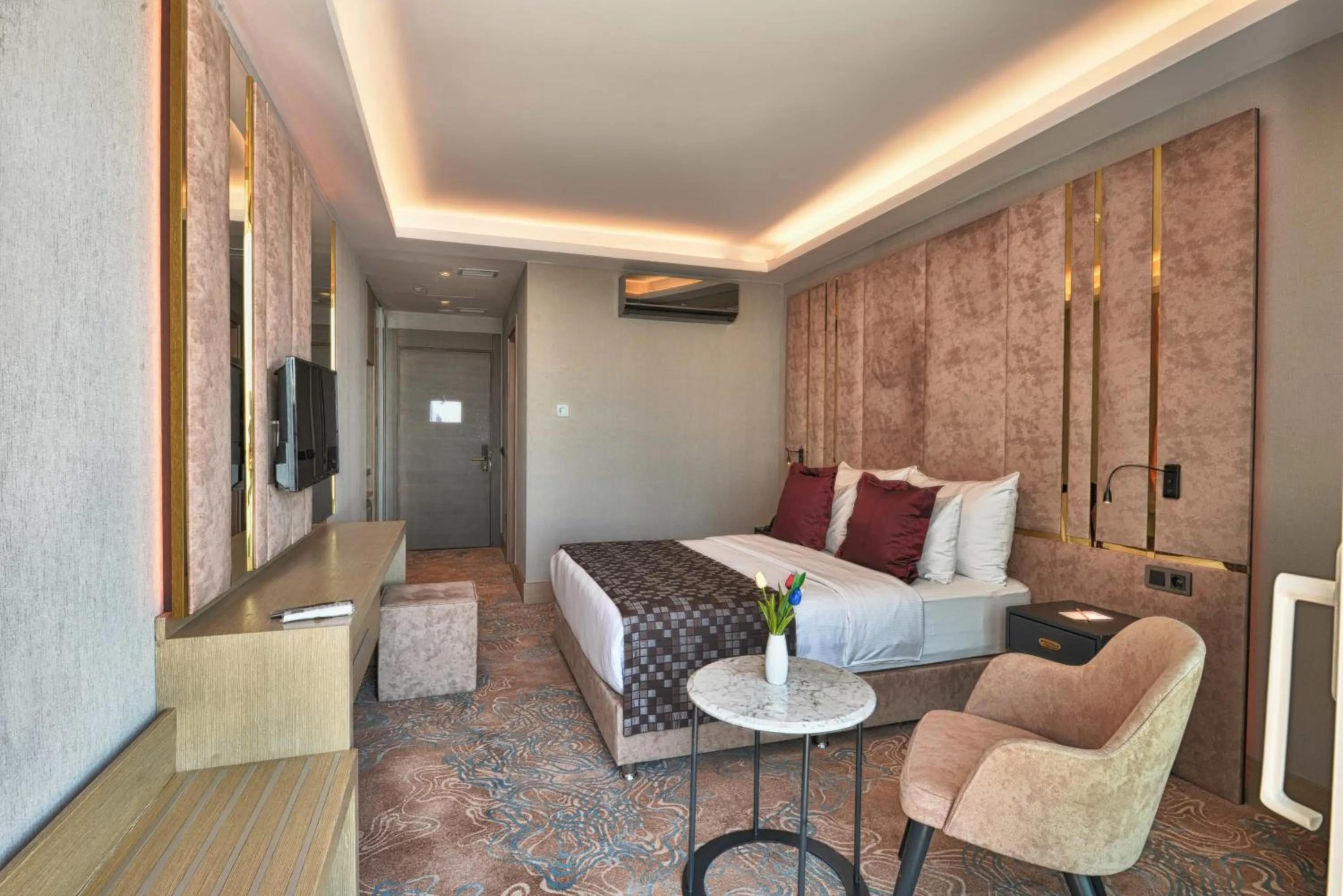 Communal lounge/ TV room in Best Western Premier Ottoperla Hotel