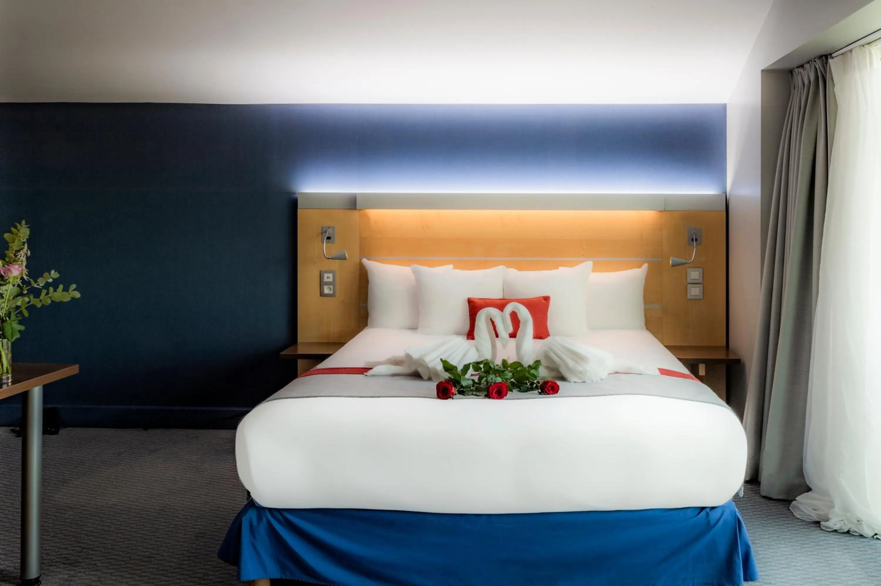concierge, Bed in Holiday Inn Express Paris-Canal De La Villette by IHG