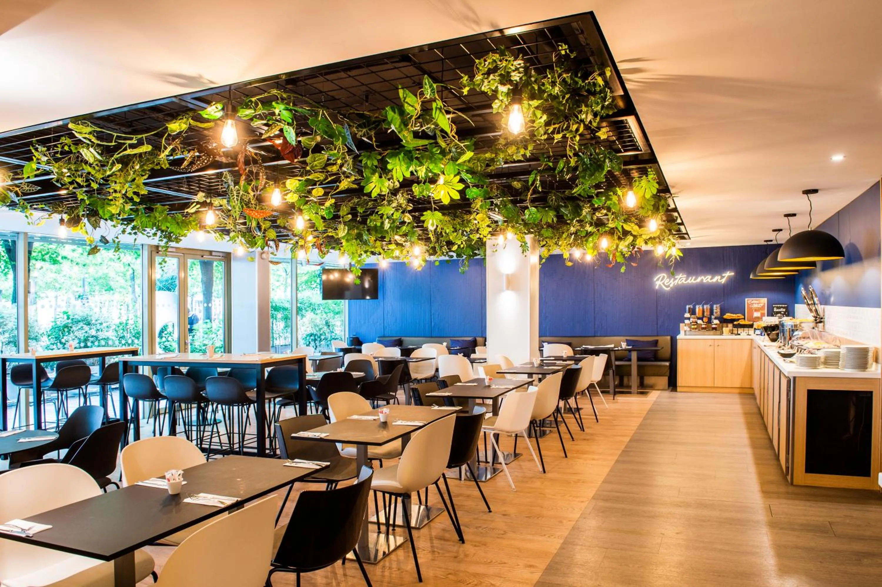 Restaurant/places to eat in Holiday Inn Express Paris-Canal De La Villette by IHG