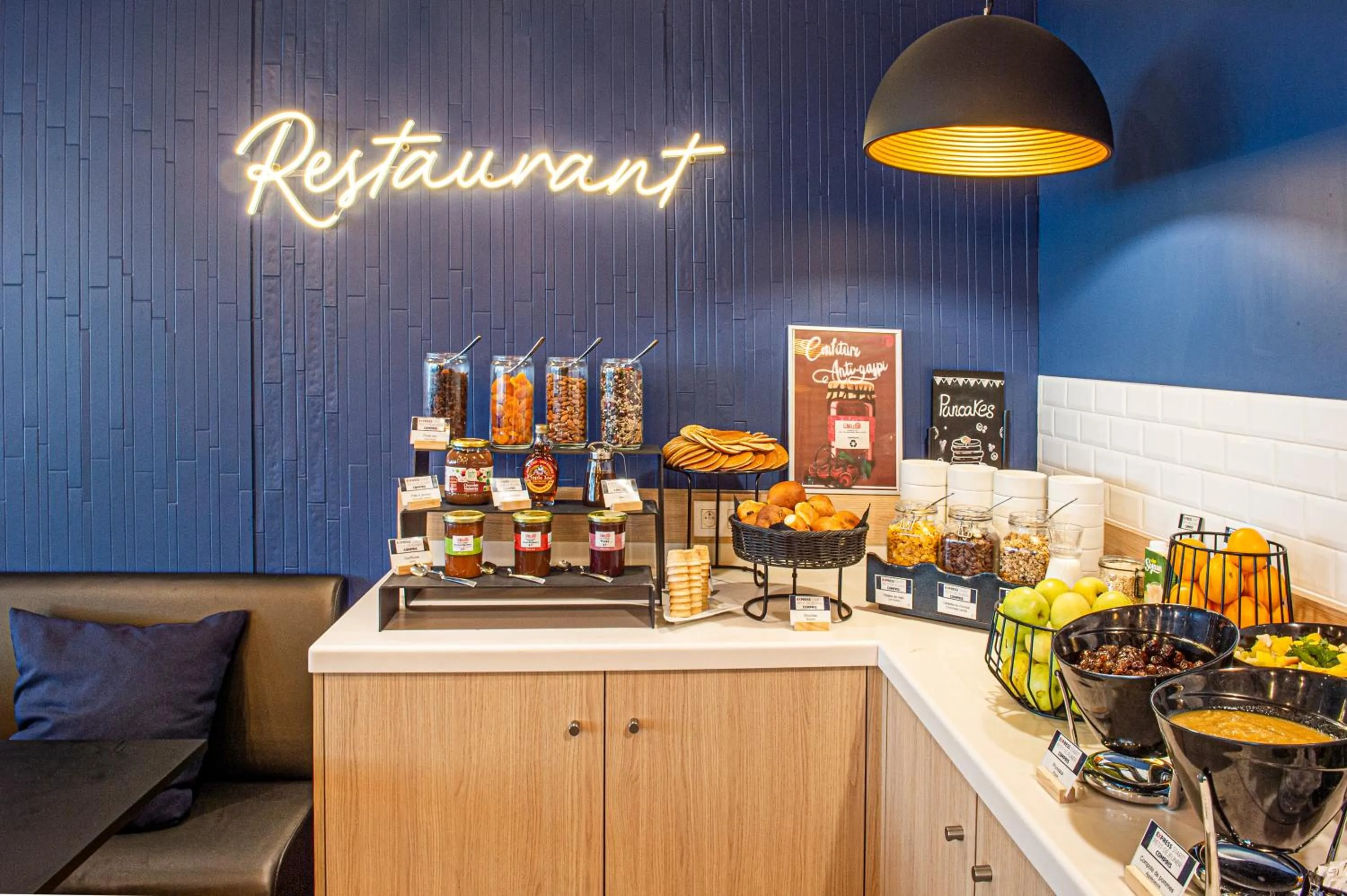 Lounge or bar in Holiday Inn Express Paris-Canal De La Villette by IHG