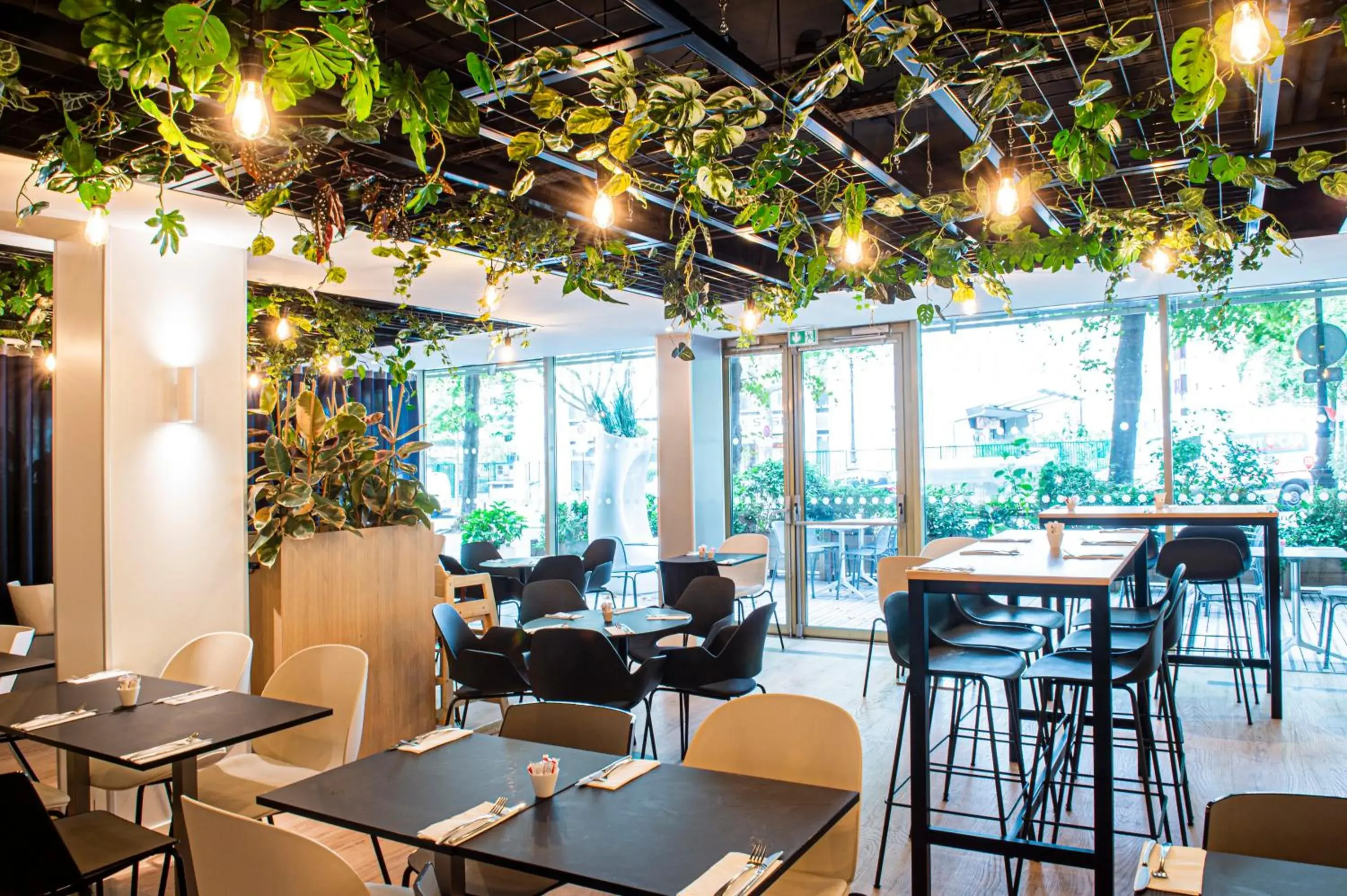 Restaurant/places to eat in Holiday Inn Express Paris-Canal De La Villette by IHG Restaurant/places to eat in Holiday Inn Express Paris-Canal De La Villette by IHG