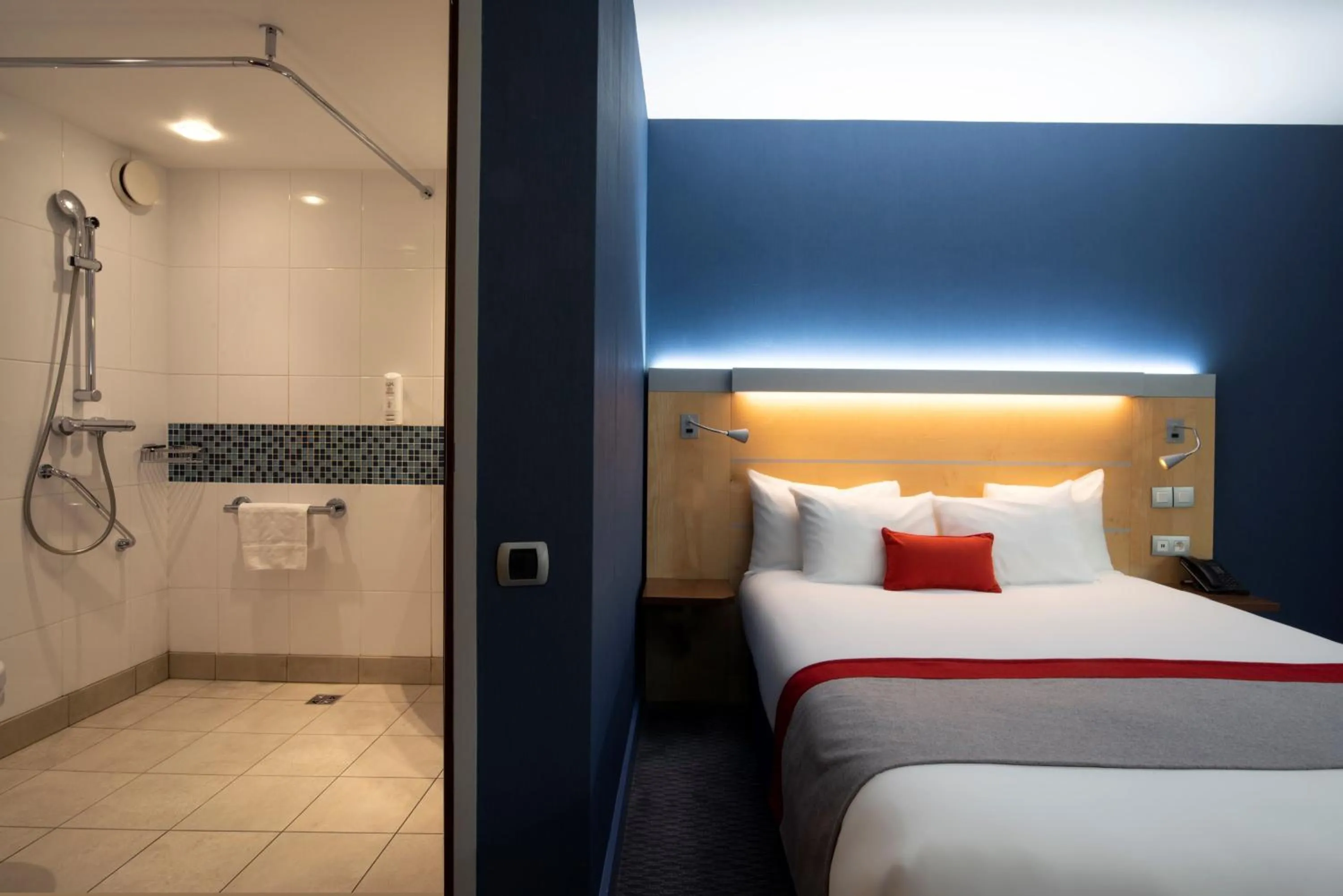 Photo of the whole room, Bed in Holiday Inn Express Paris-Canal De La Villette by IHG